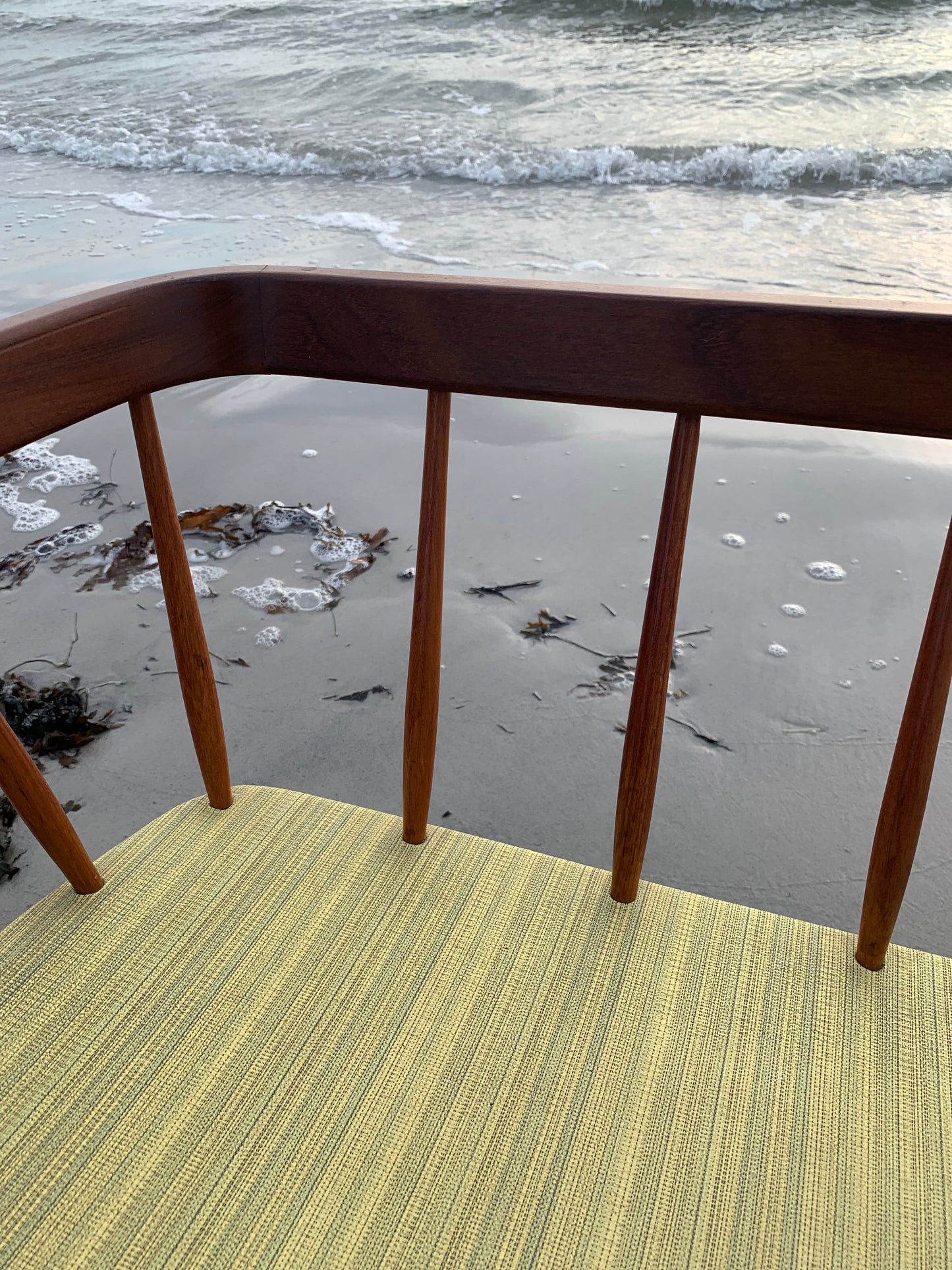 Bänk med fina trädetaljer