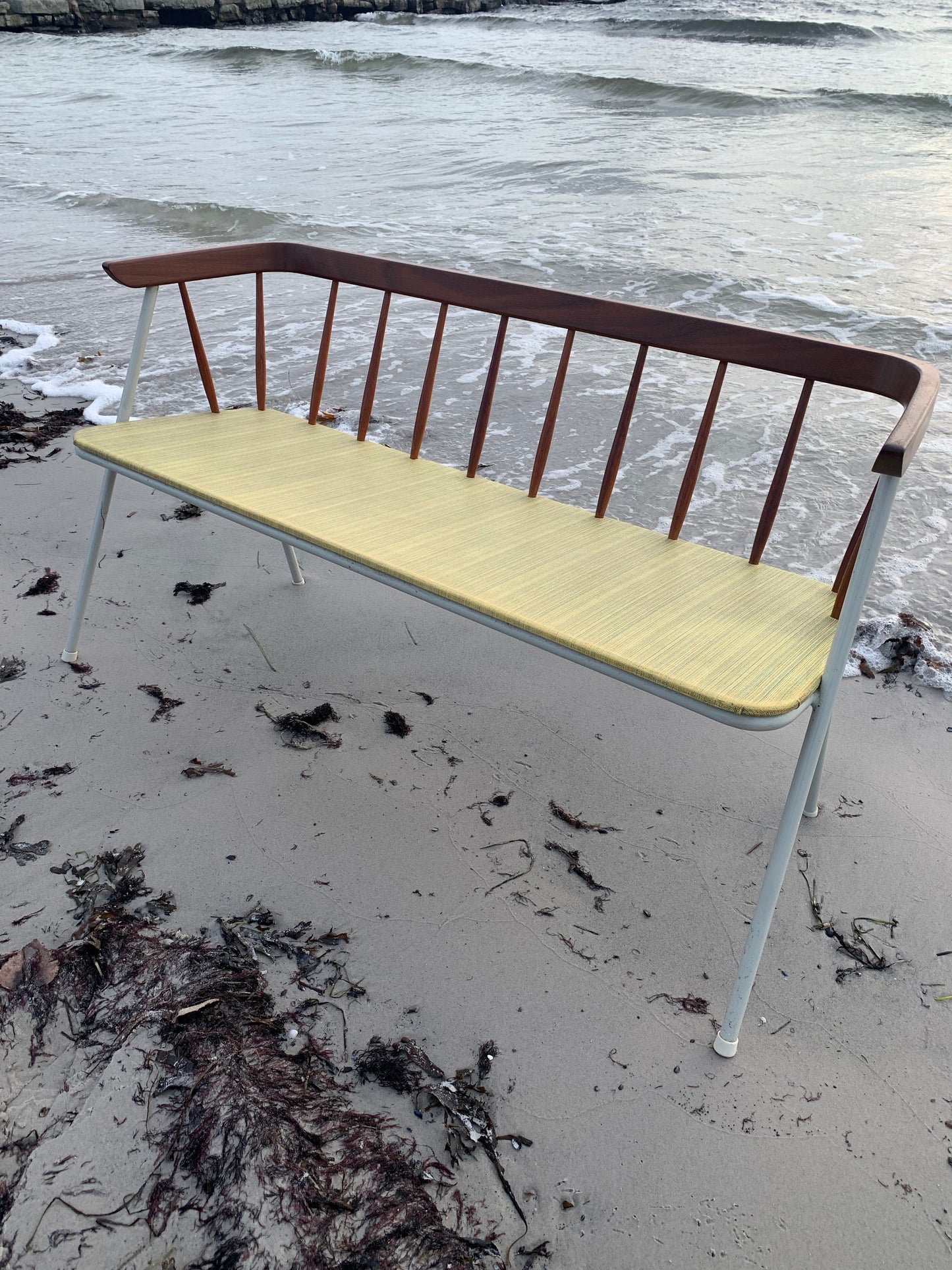 Bänk med fina trädetaljer