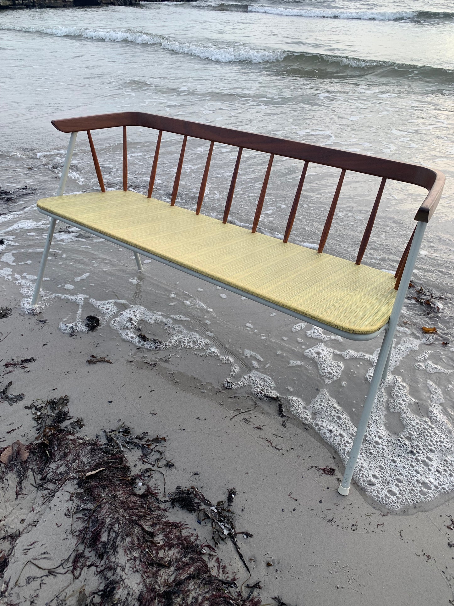 Bänk med fina trädetaljer