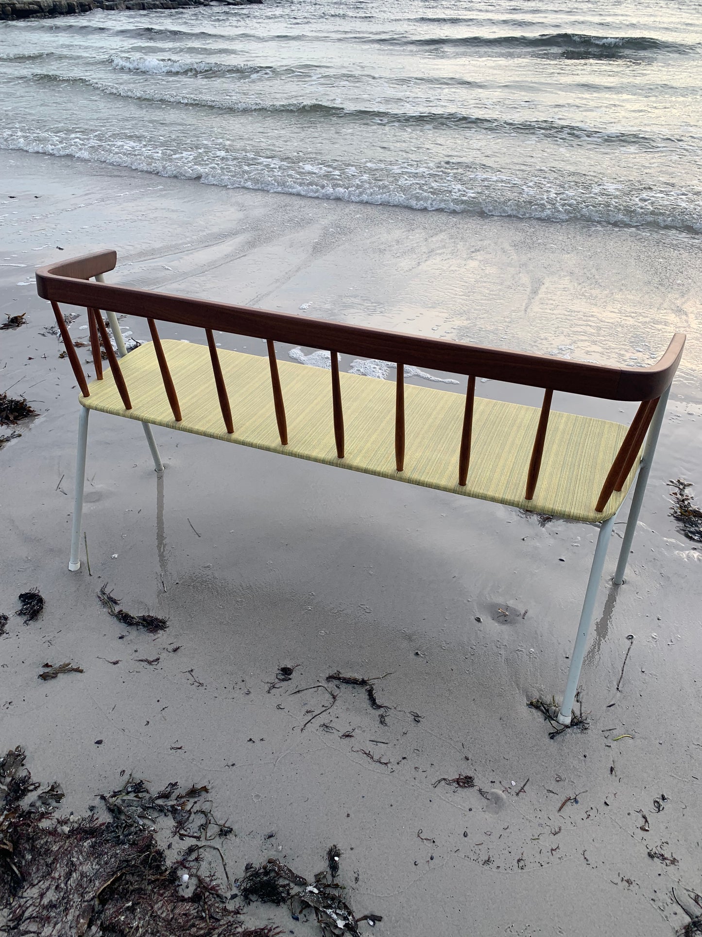 Bänk med fina trädetaljer