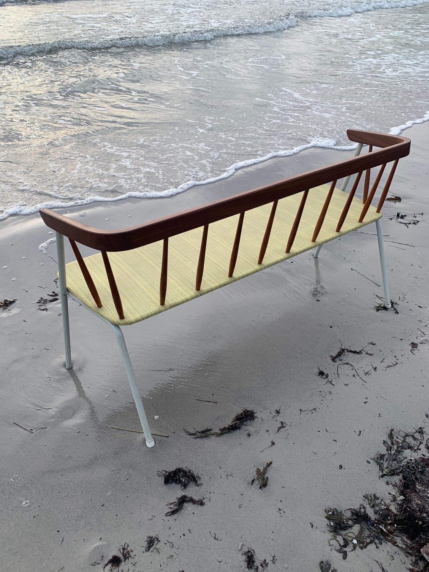 Bänk med fina trädetaljer