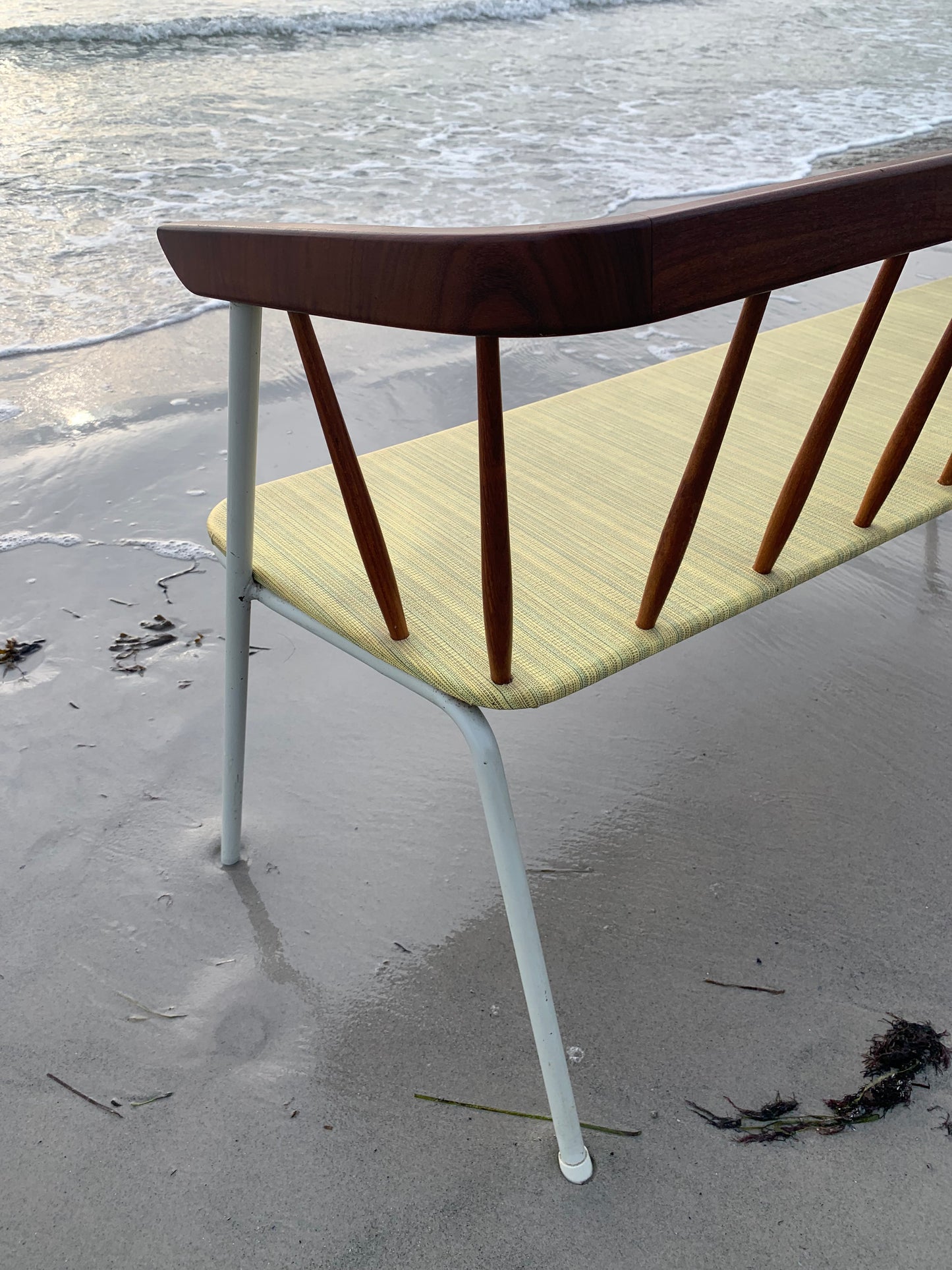 Bänk med fina trädetaljer