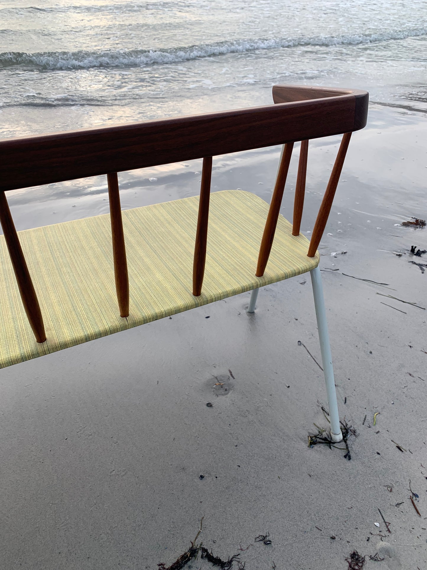 Bänk med fina trädetaljer