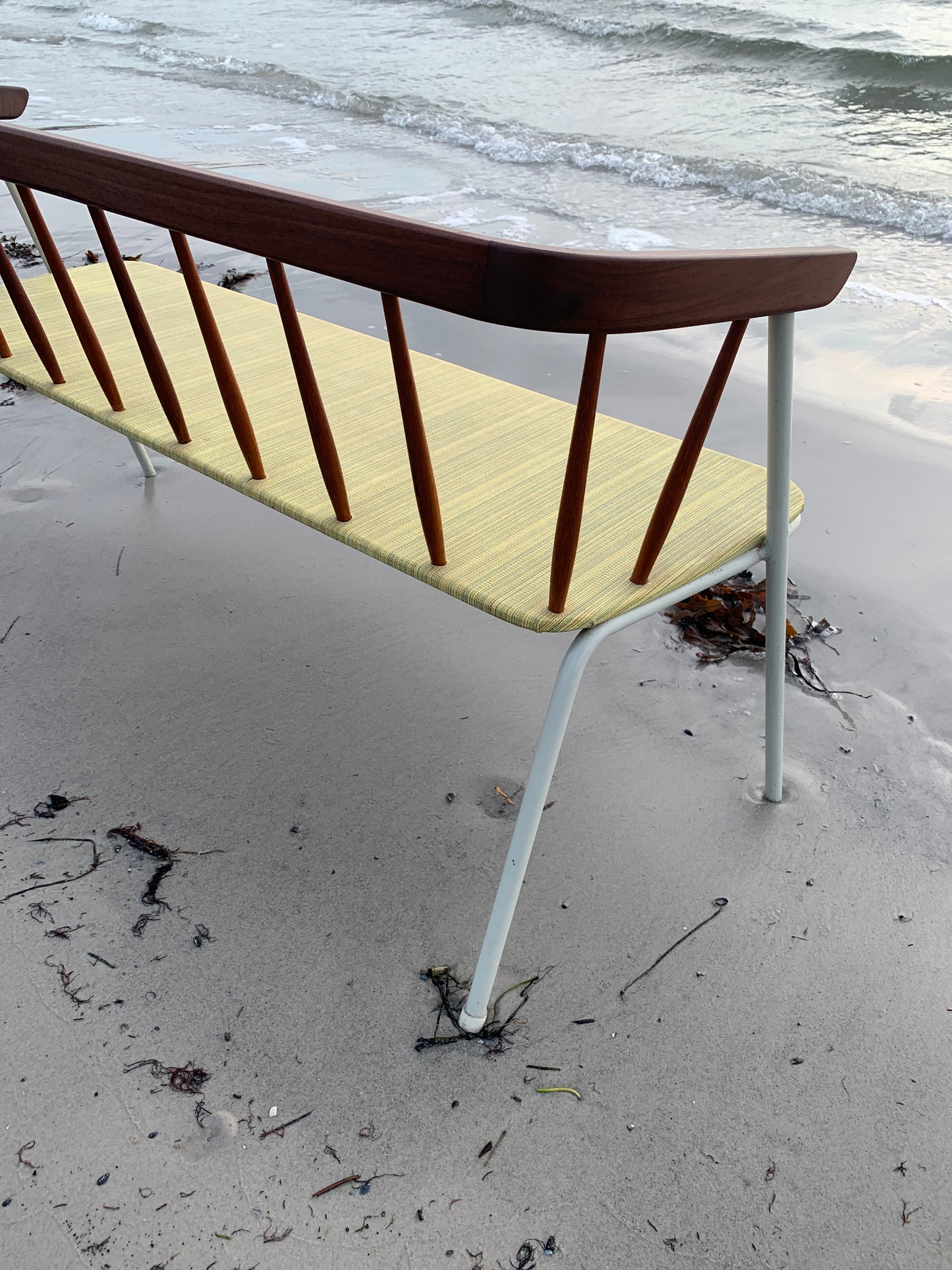 Bänk med fina trädetaljer