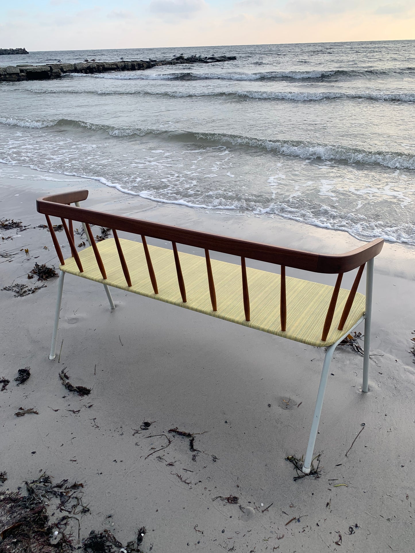 Bänk med fina trädetaljer