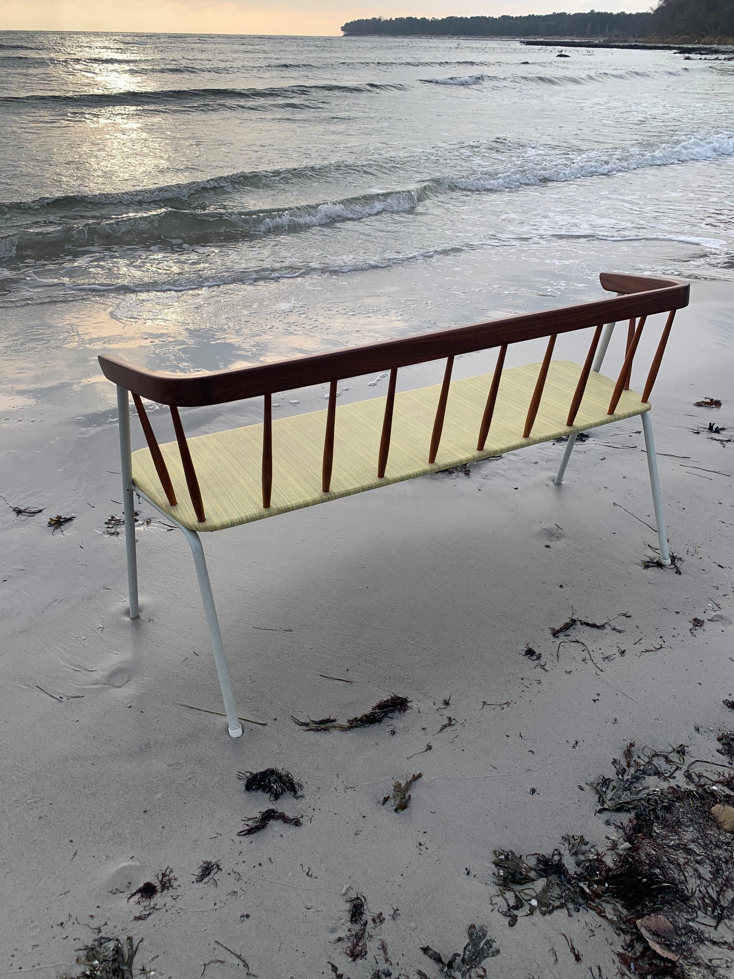 Bänk med fina trädetaljer