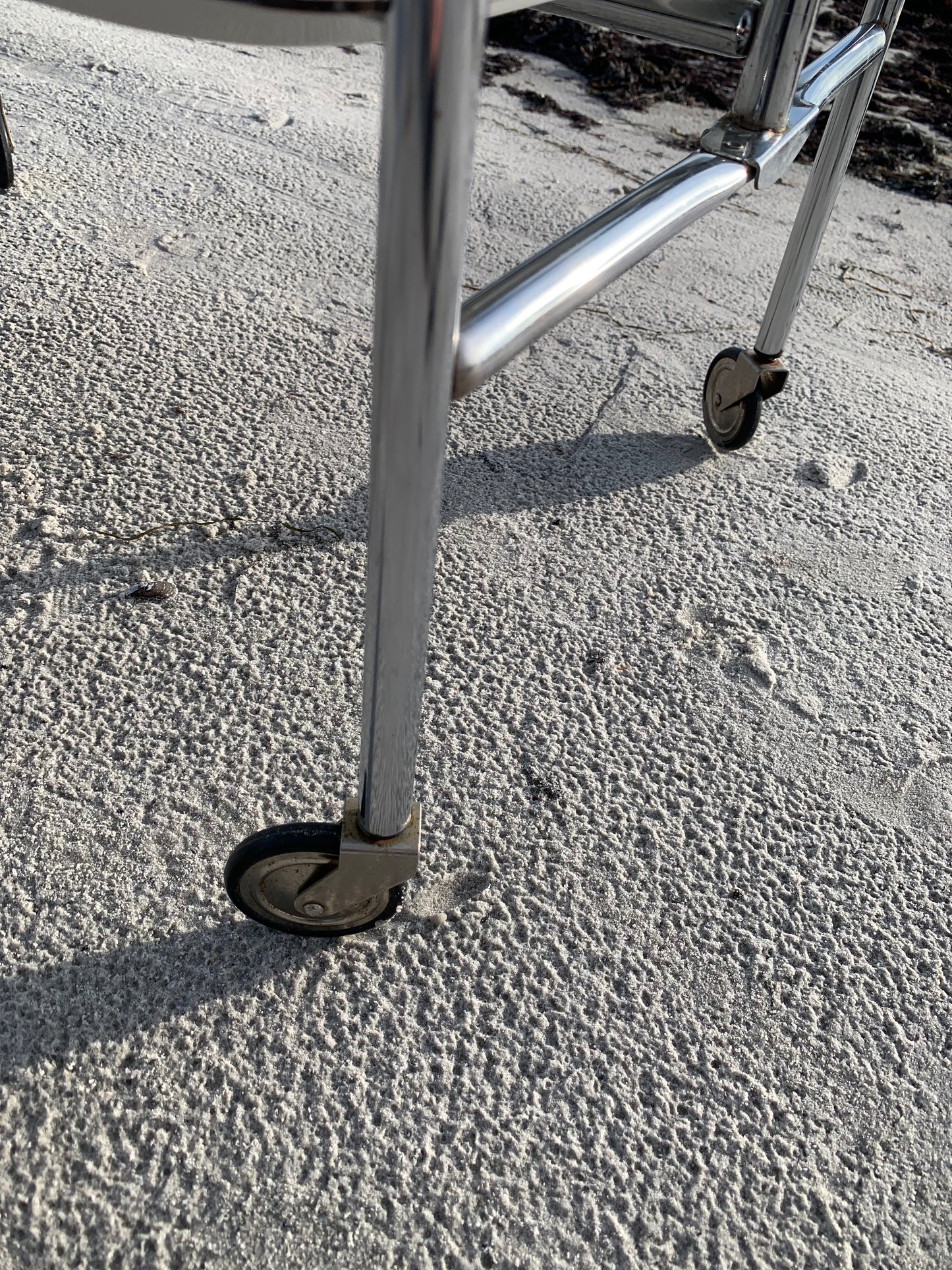 Hopfällbart barbord med hjul