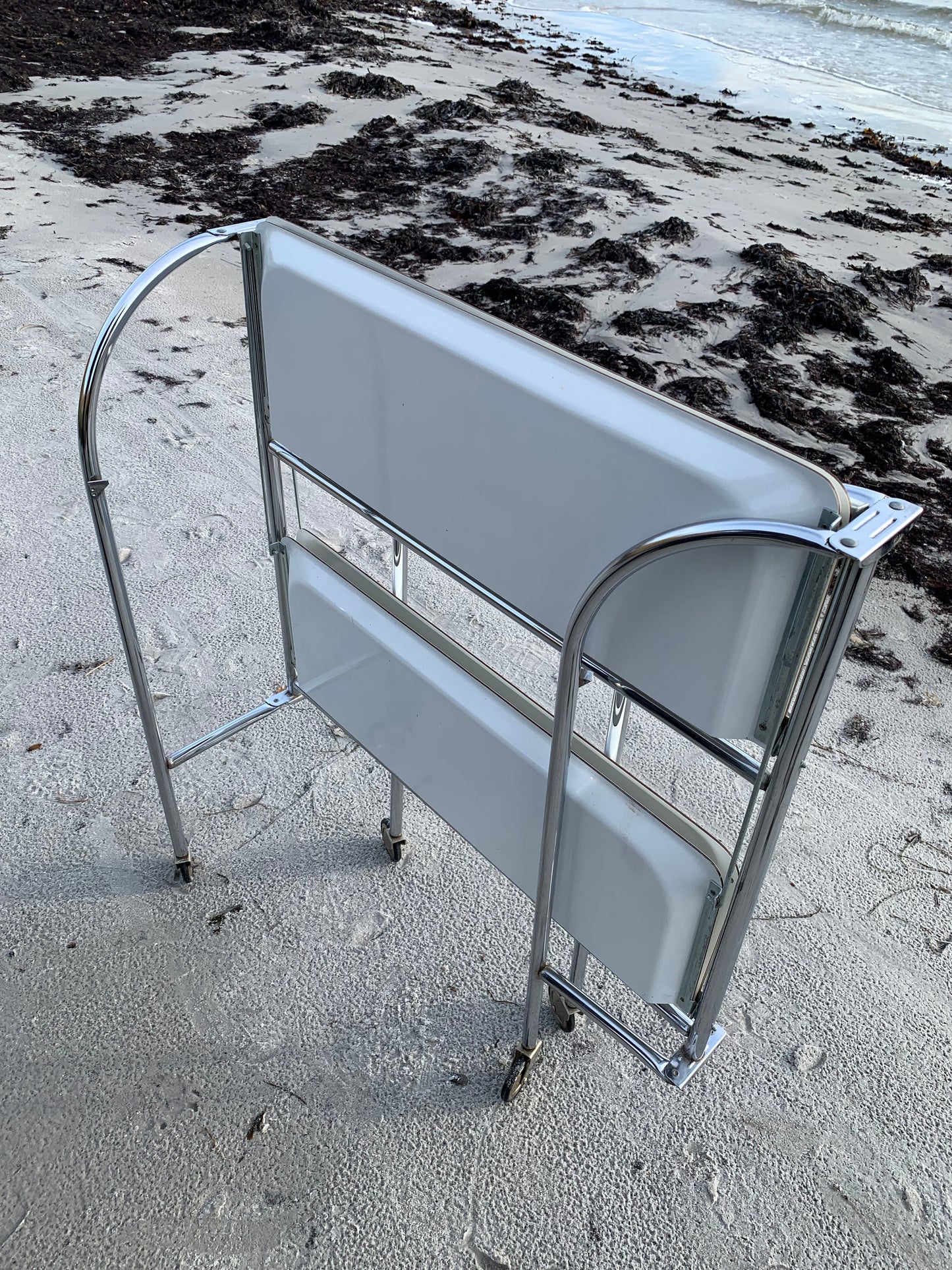 Hopfällbart barbord med hjul