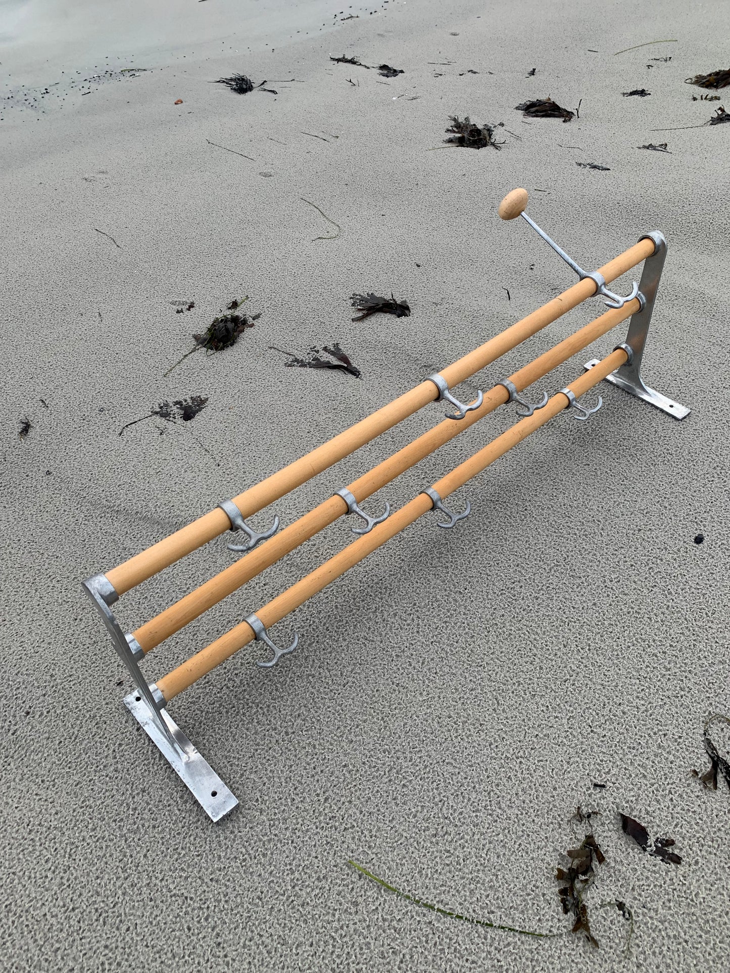 Hylla med hattkrok - Designad av Gunnar Bolin år 1937