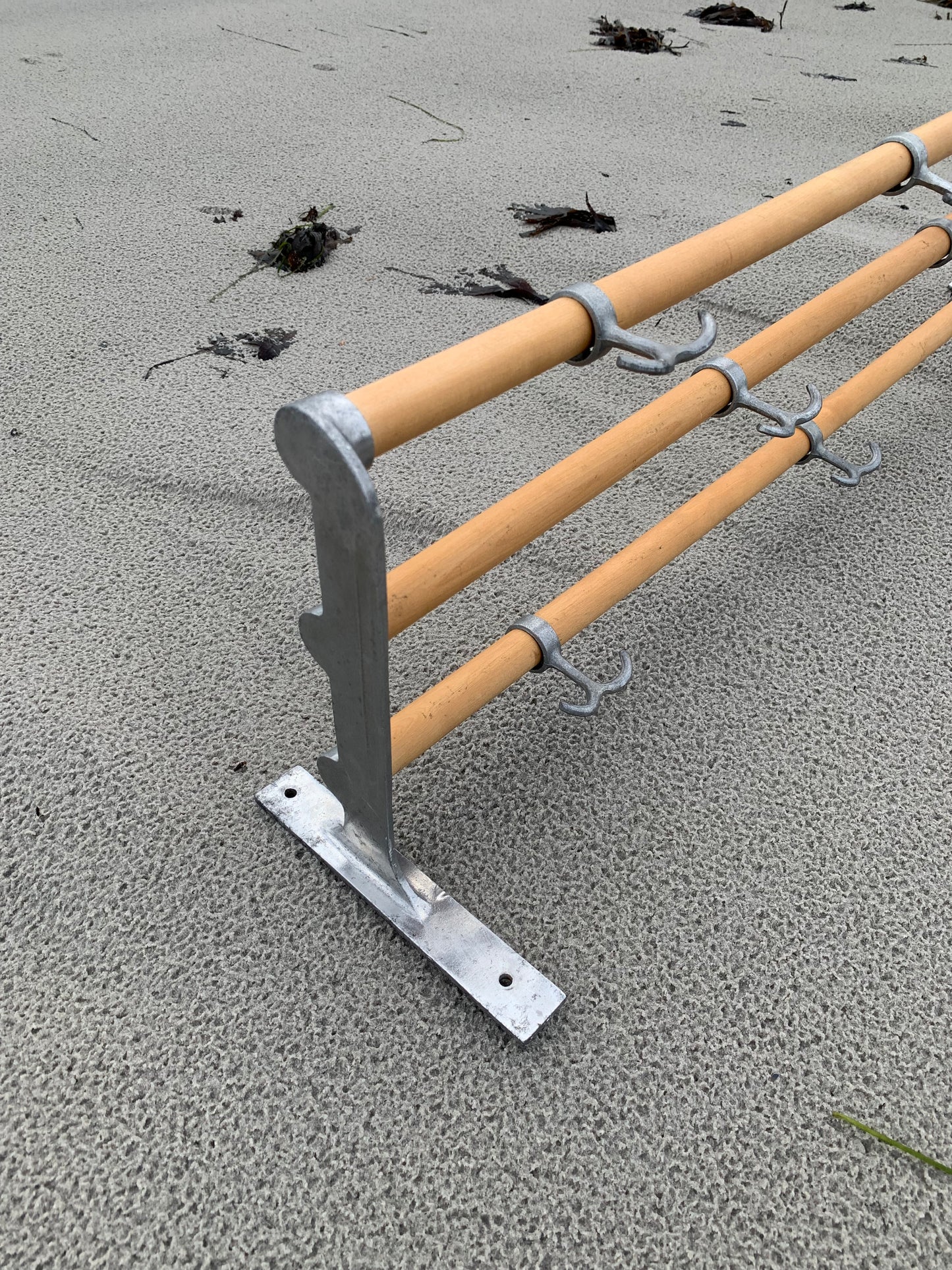 Hylla med hattkrok - Designad av Gunnar Bolin år 1937