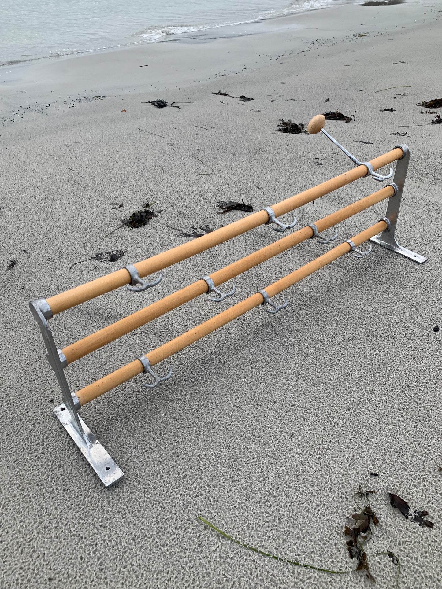 Hylla med hattkrok - Designad av Gunnar Bolin år 1937