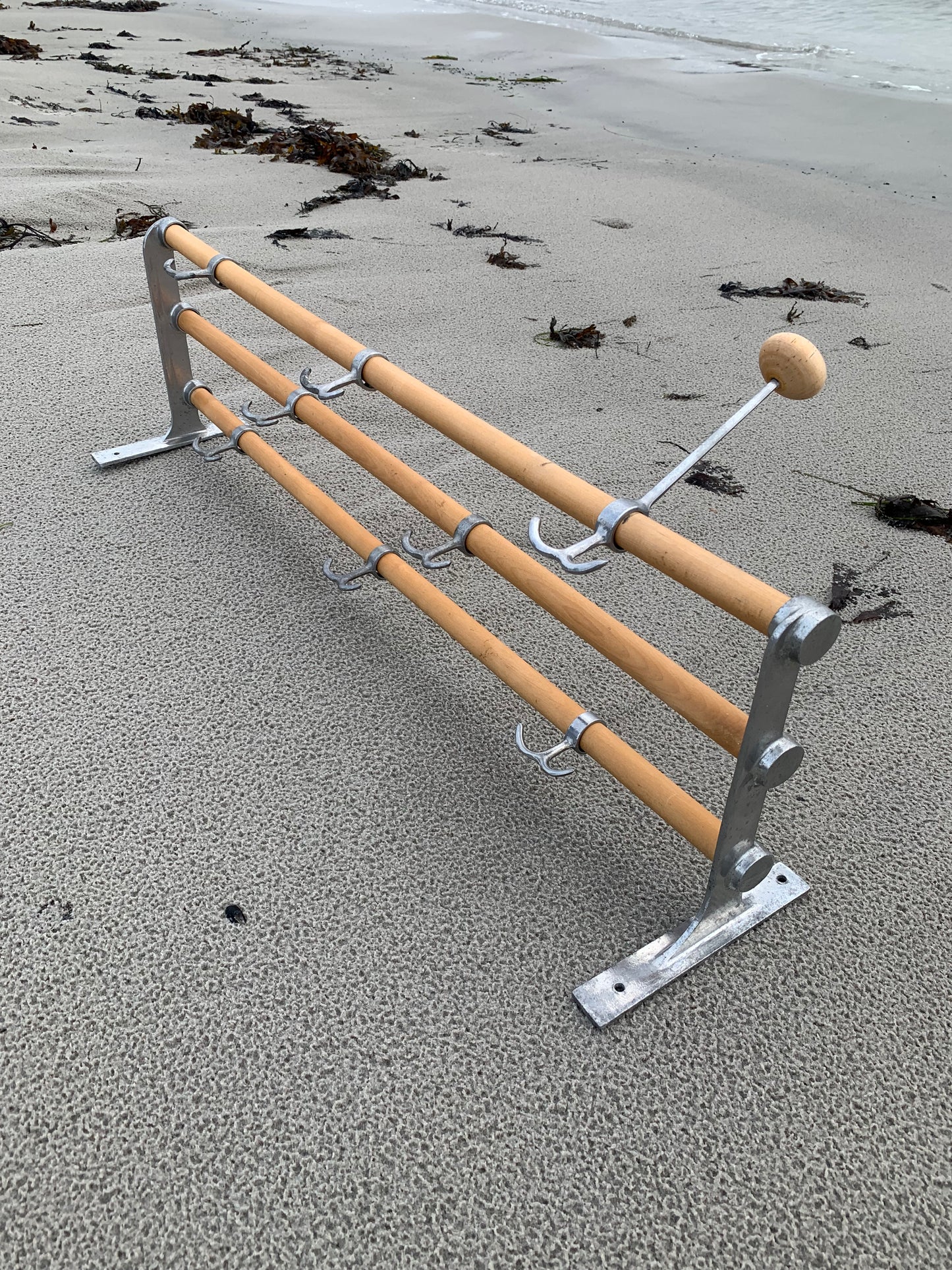 Hylla med hattkrok - Designad av Gunnar Bolin år 1937