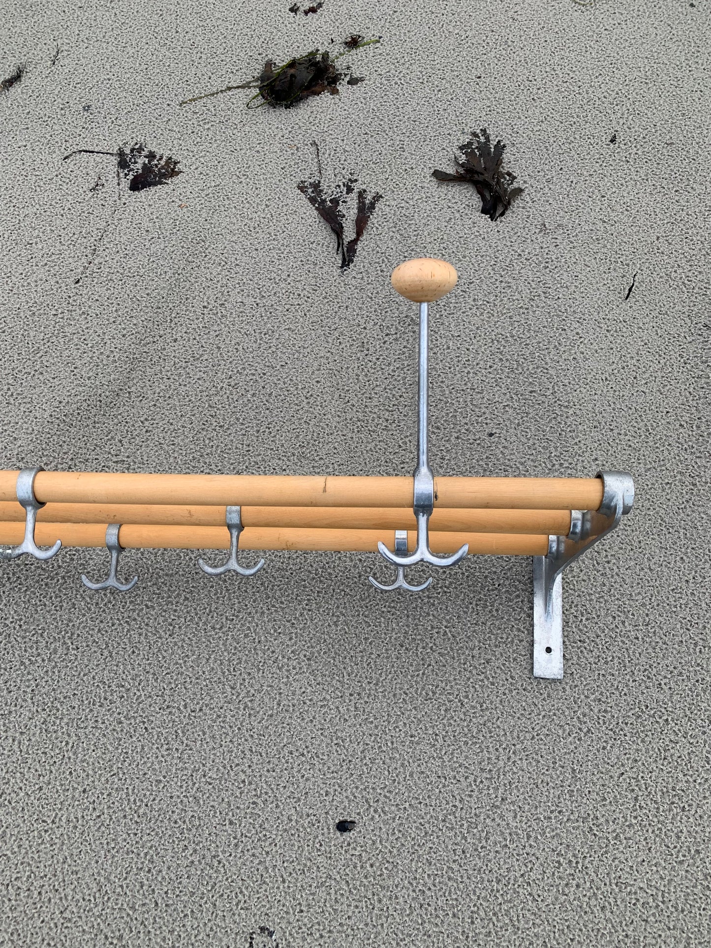 Hylla med hattkrok - Designad av Gunnar Bolin år 1937