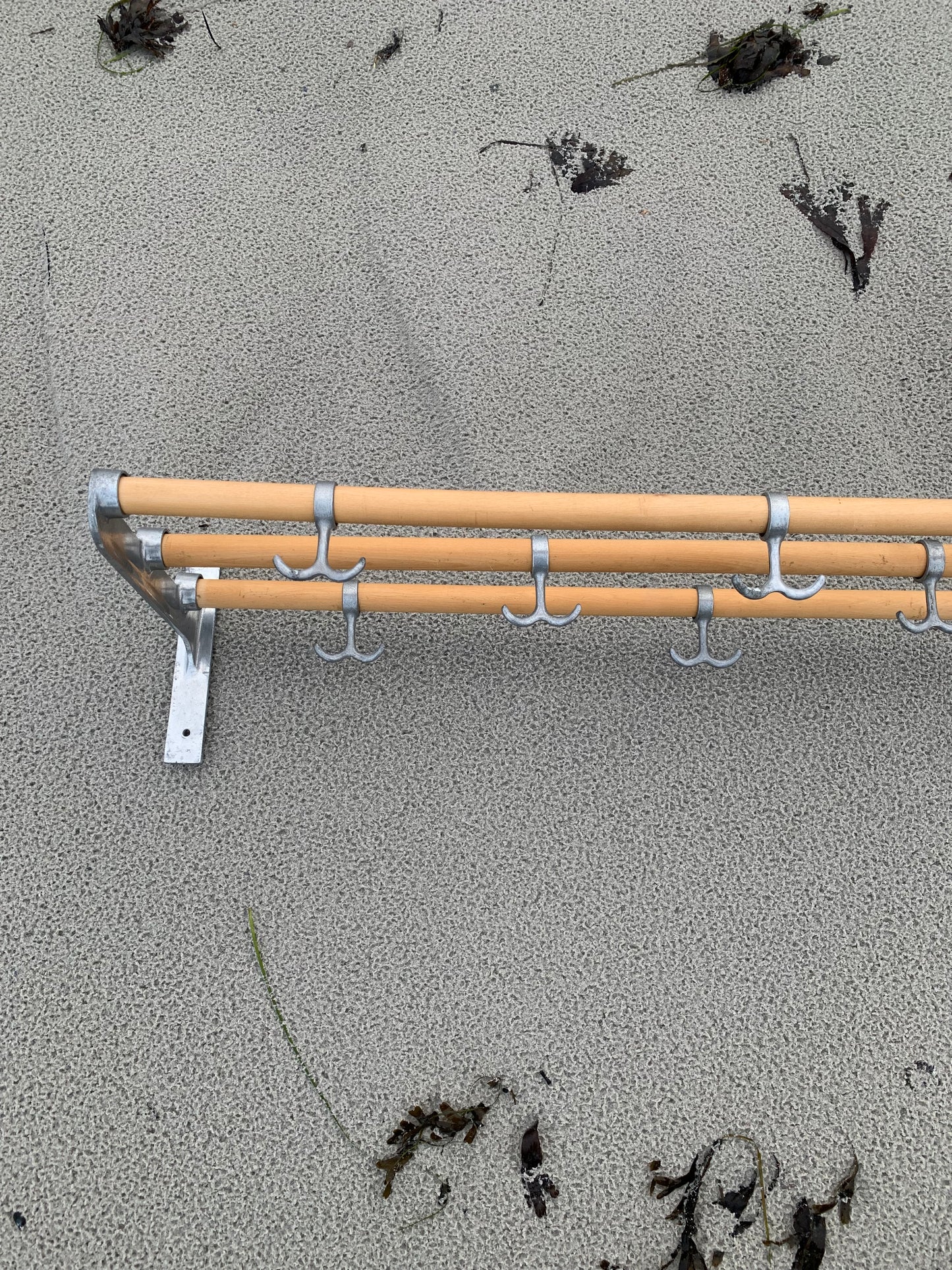 Hylla med hattkrok - Designad av Gunnar Bolin år 1937