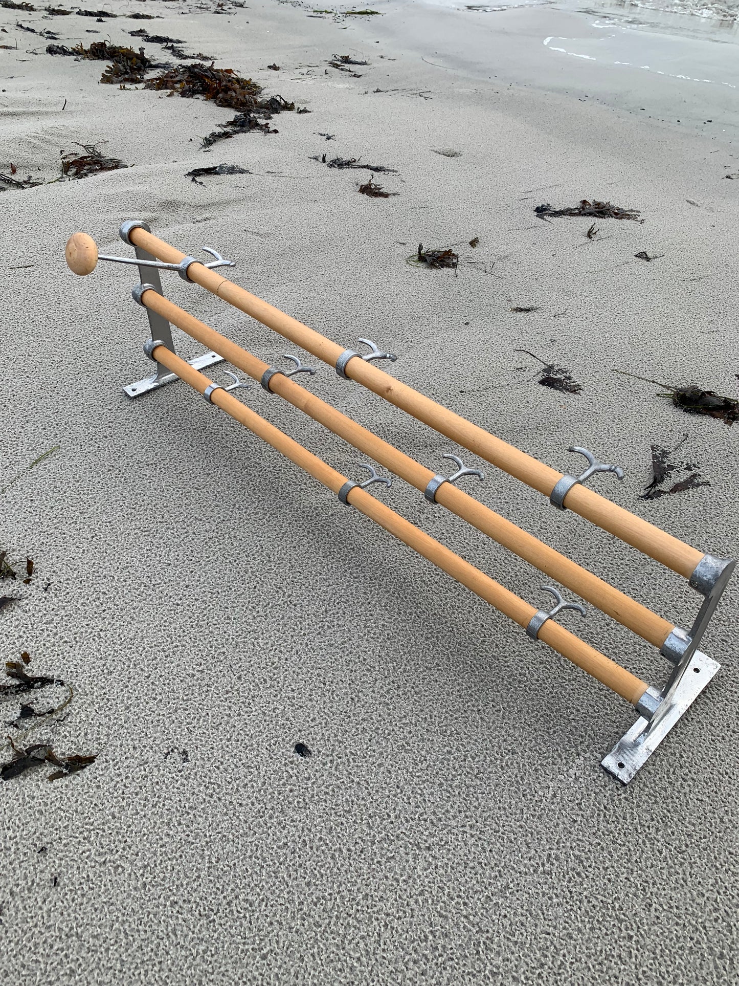 Hylla med hattkrok - Designad av Gunnar Bolin år 1937