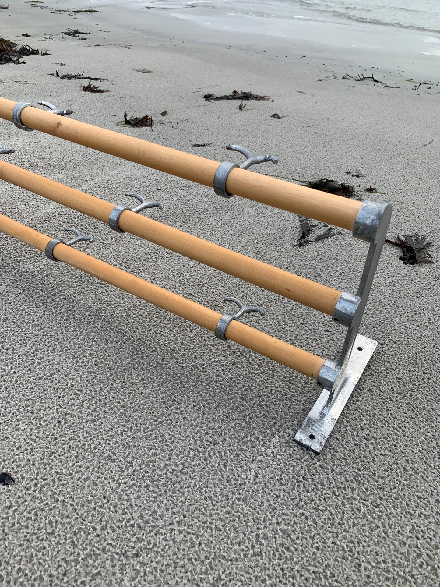 Hylla med hattkrok - Designad av Gunnar Bolin år 1937