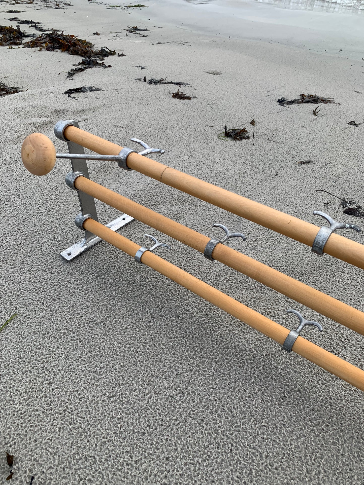 Hylla med hattkrok - Designad av Gunnar Bolin år 1937