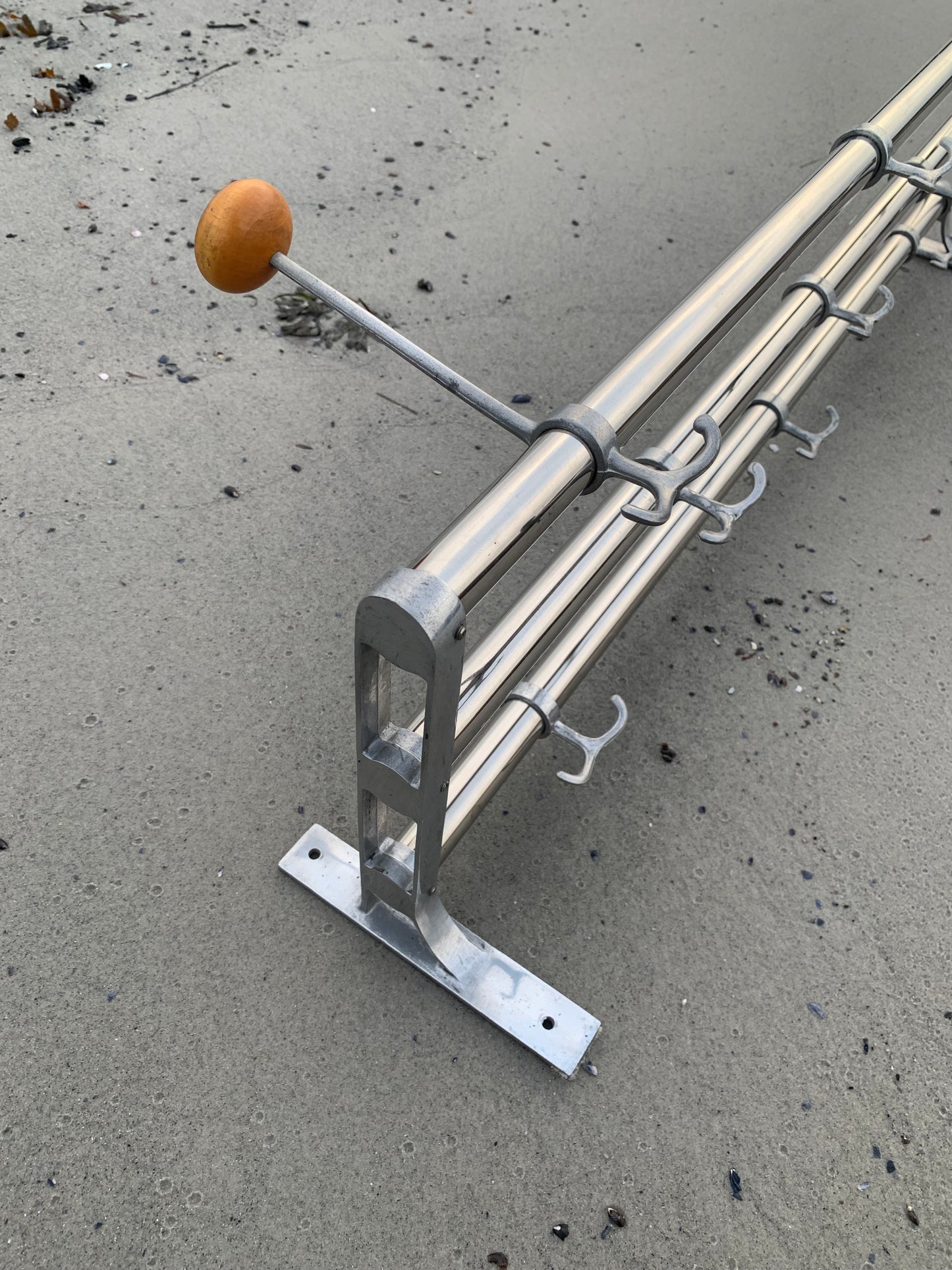 Hylde med hatteknage - Designet af Gunnar Bolin i 1937