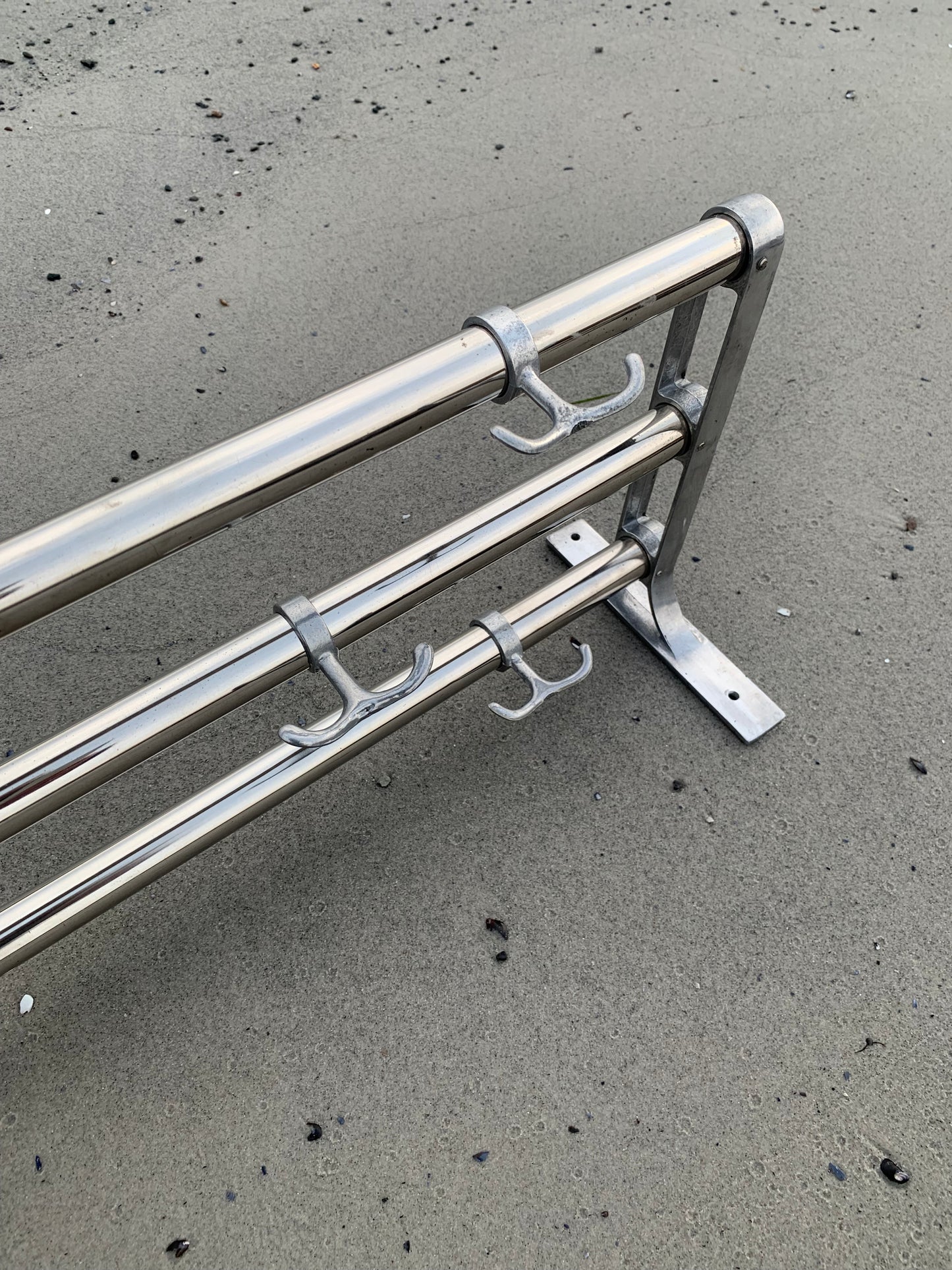 Hylde med hatteknage - Designet af Gunnar Bolin i 1937