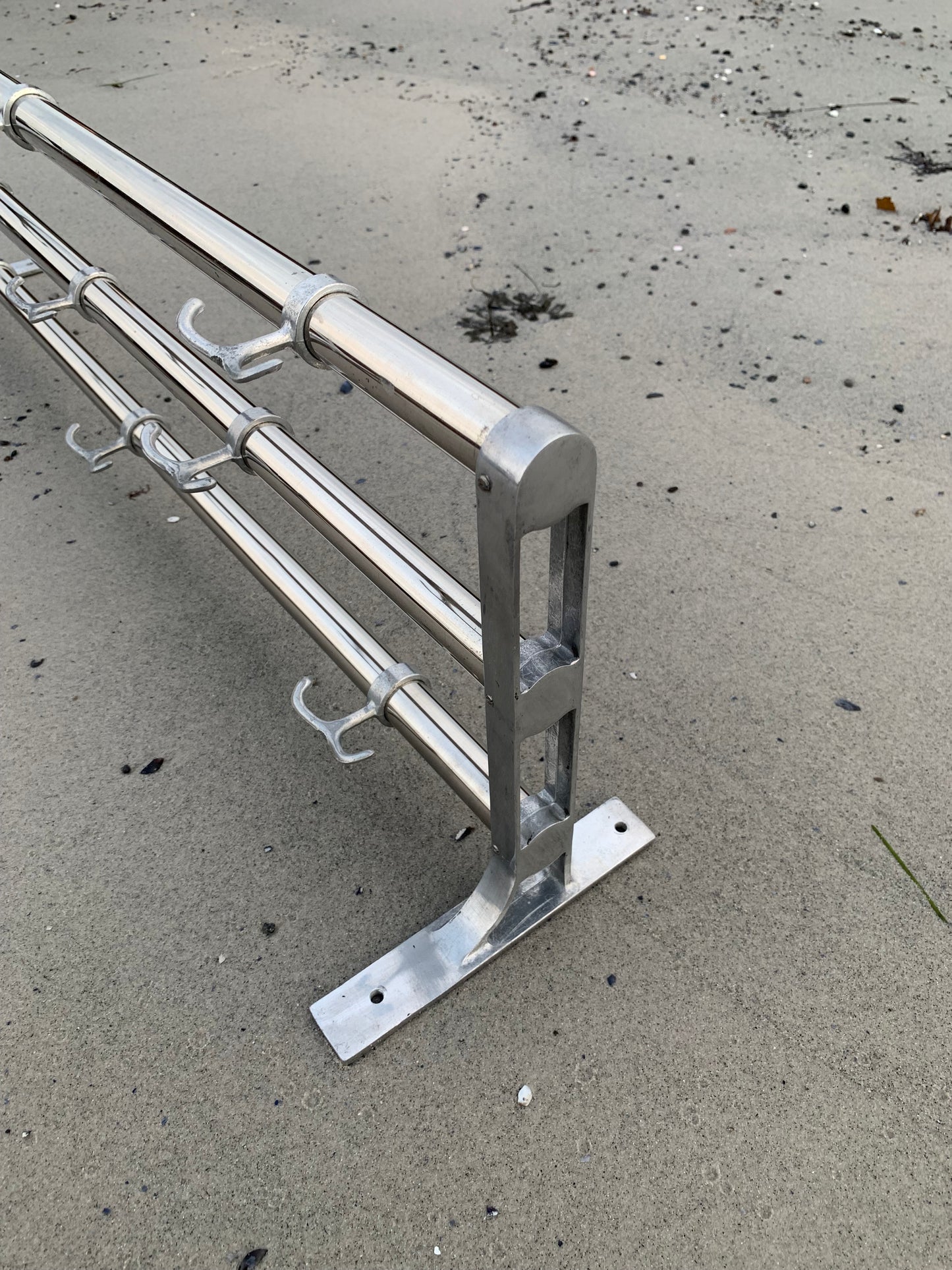 Hylde med hatteknage - Designet af Gunnar Bolin i 1937