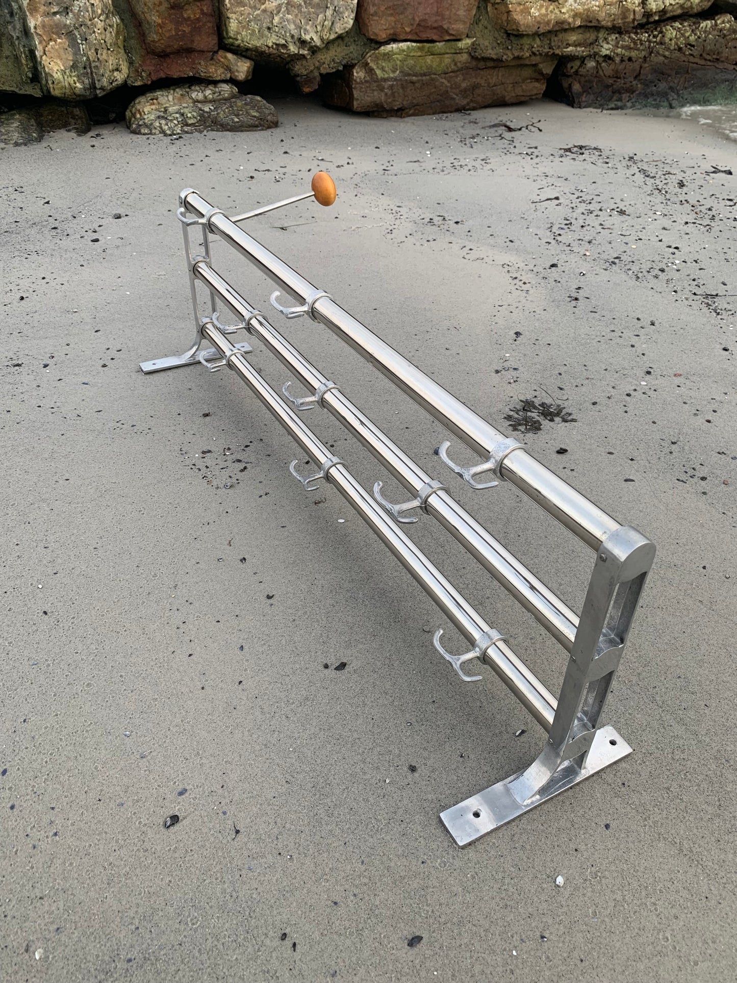 Hylde med hatteknage - Designet af Gunnar Bolin i 1937