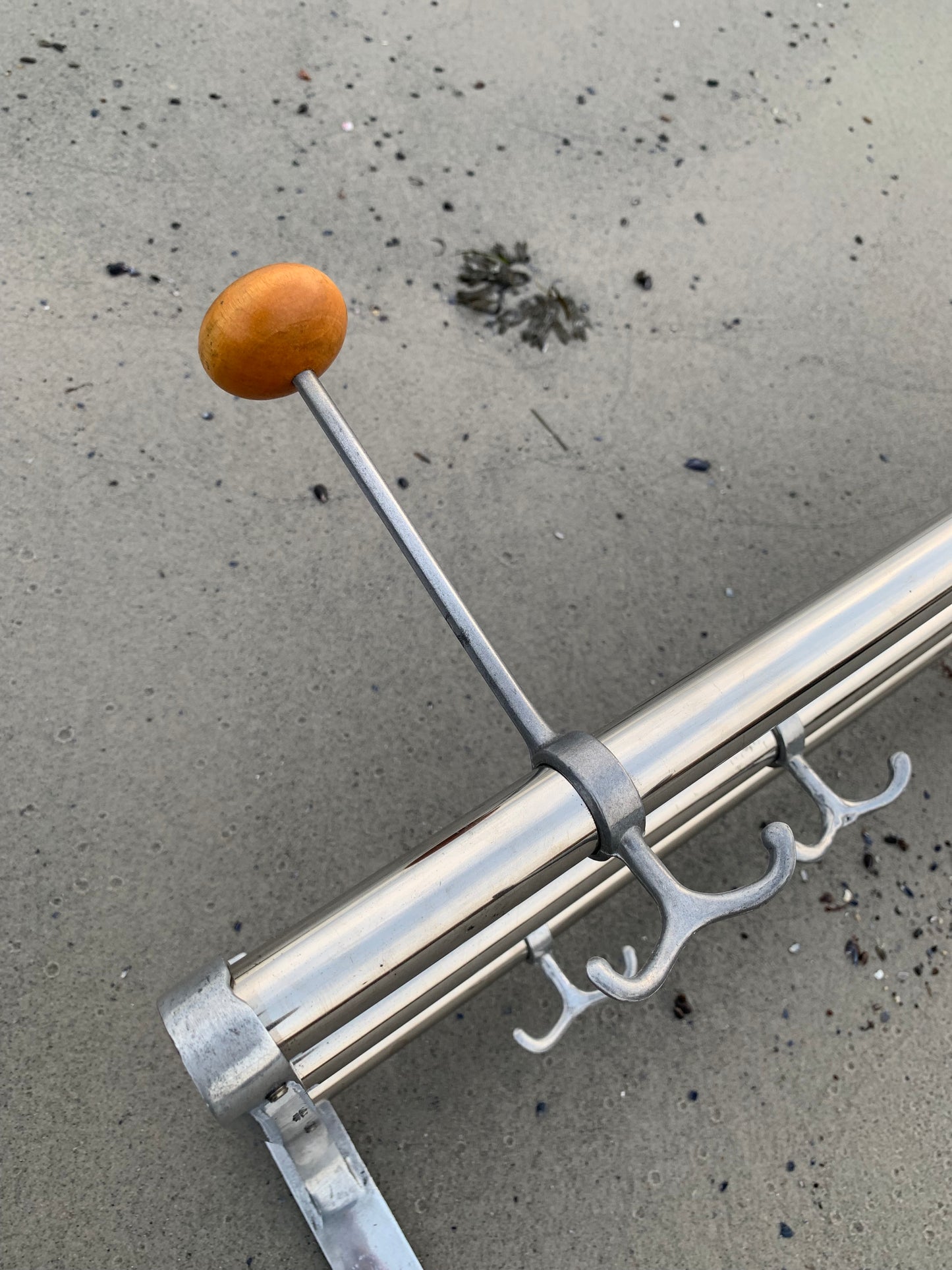 Hylde med hatteknage - Designet af Gunnar Bolin i 1937