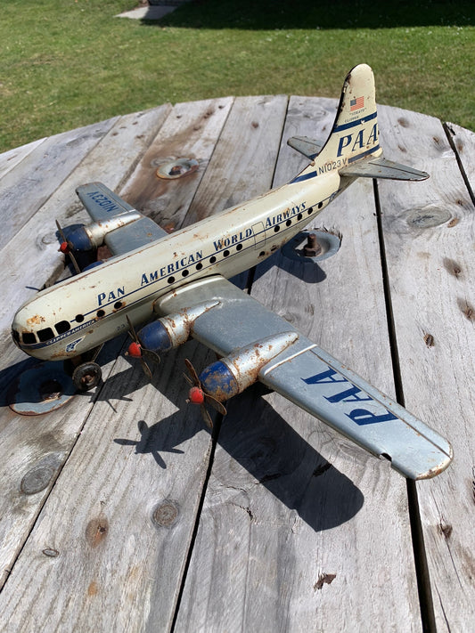 Gammalt leksaksflygplan från 1950-talet