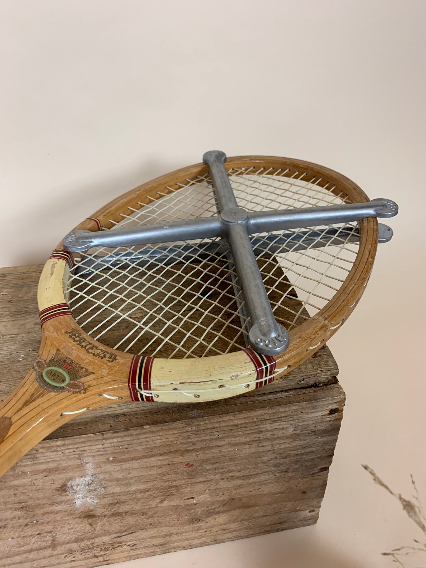 Dekorativt gammalt tennisracket