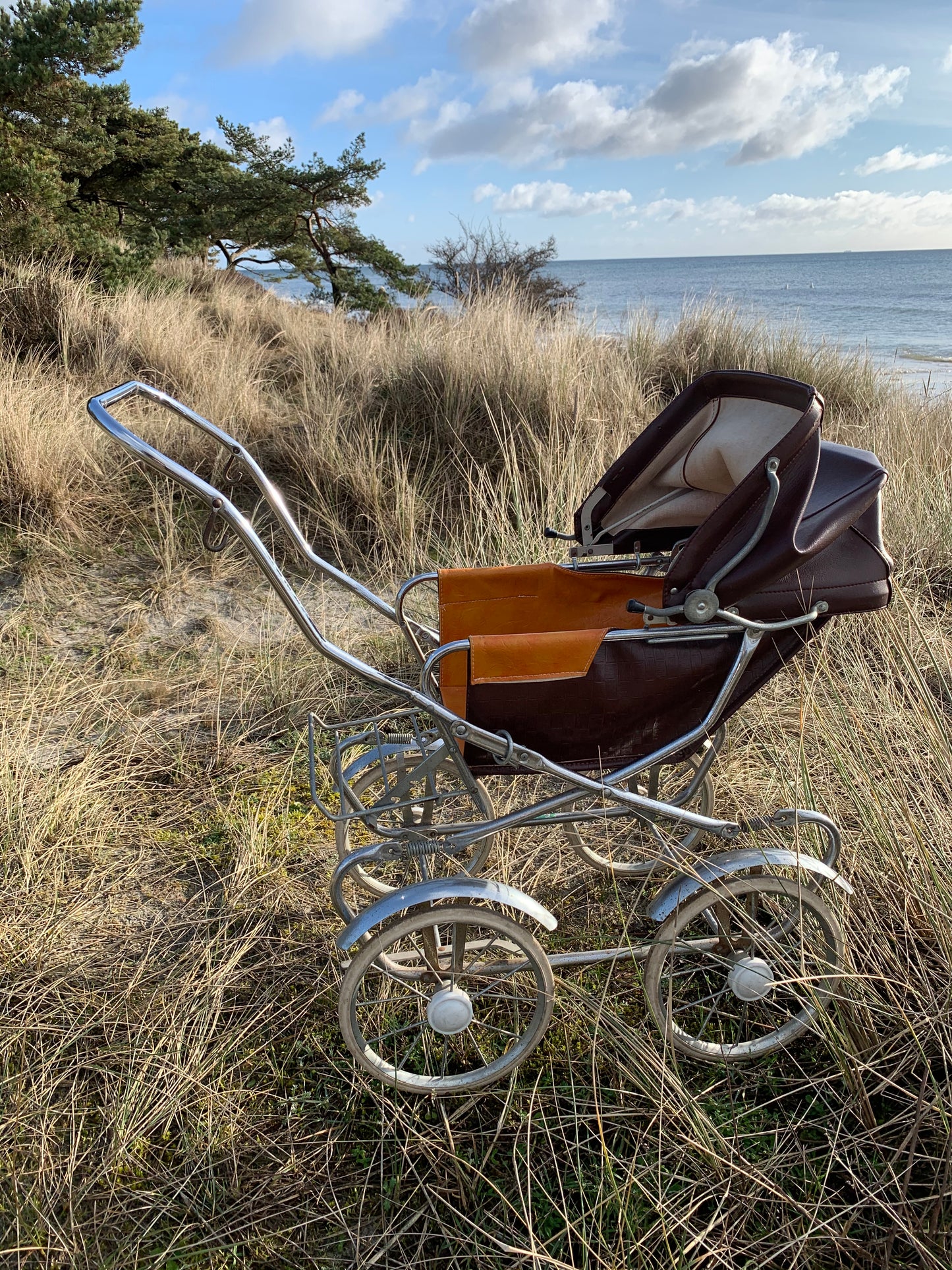 Brun barnvagn för dockor