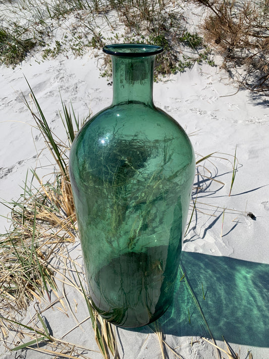 Stor och dekorativ grön flaska