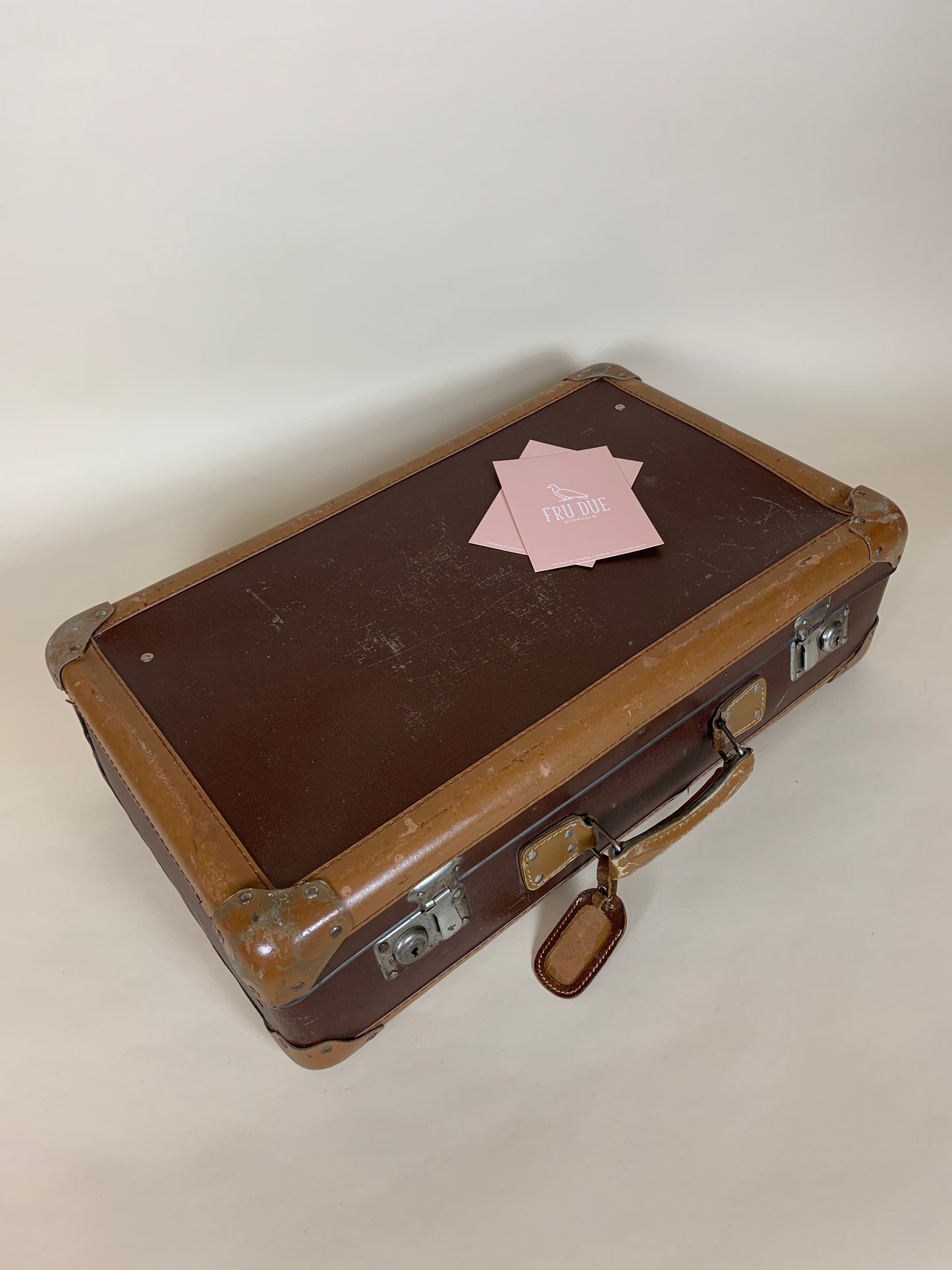 Brun resväska med ljusbruna kanter