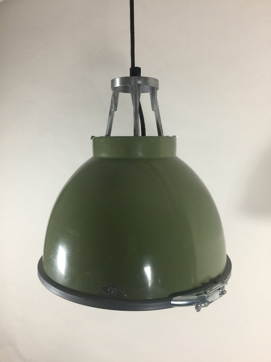 Original BTC lampa - Titan i fin grön färg med sandblästrat glas