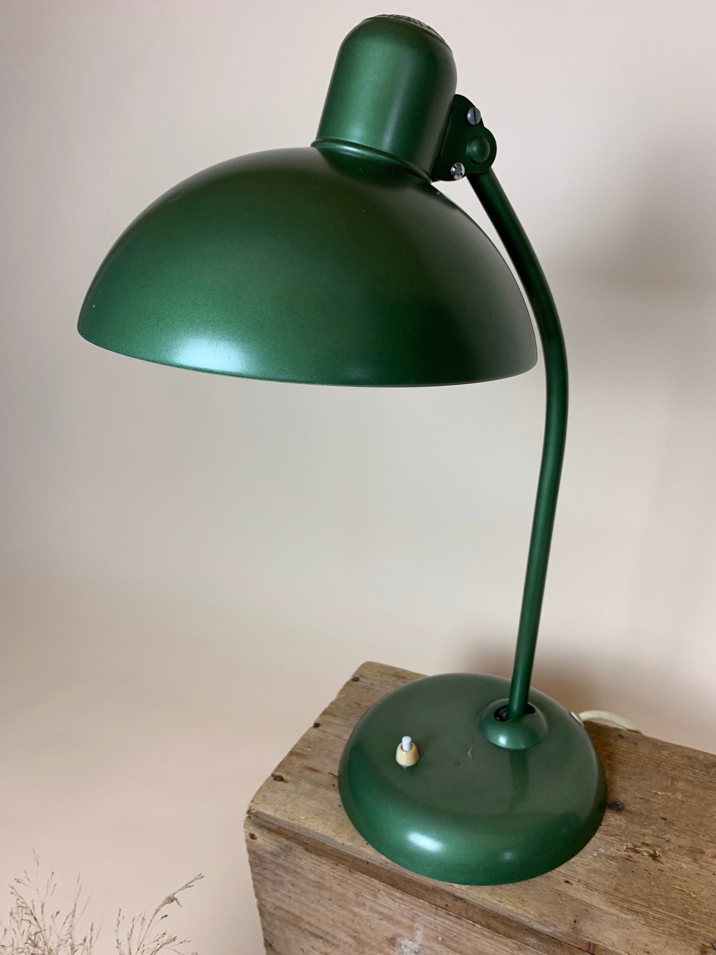 Grön Kaiser Idell lampa - designad av Christian Dell