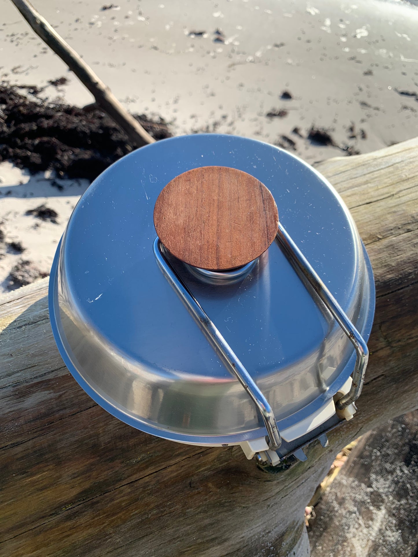 Vägghängd köksvåg med teakdetalj