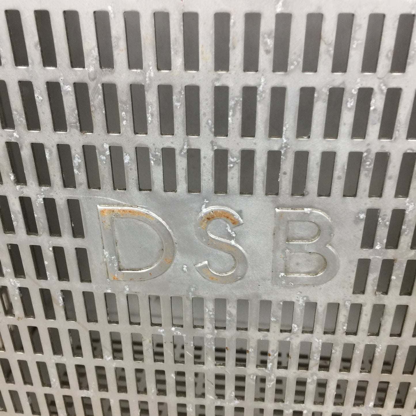Industriell och rå DSB papperskorg med logotyp