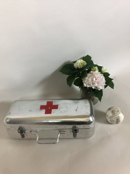 Snygg och rå första hjälpen-låda från Röda Korset