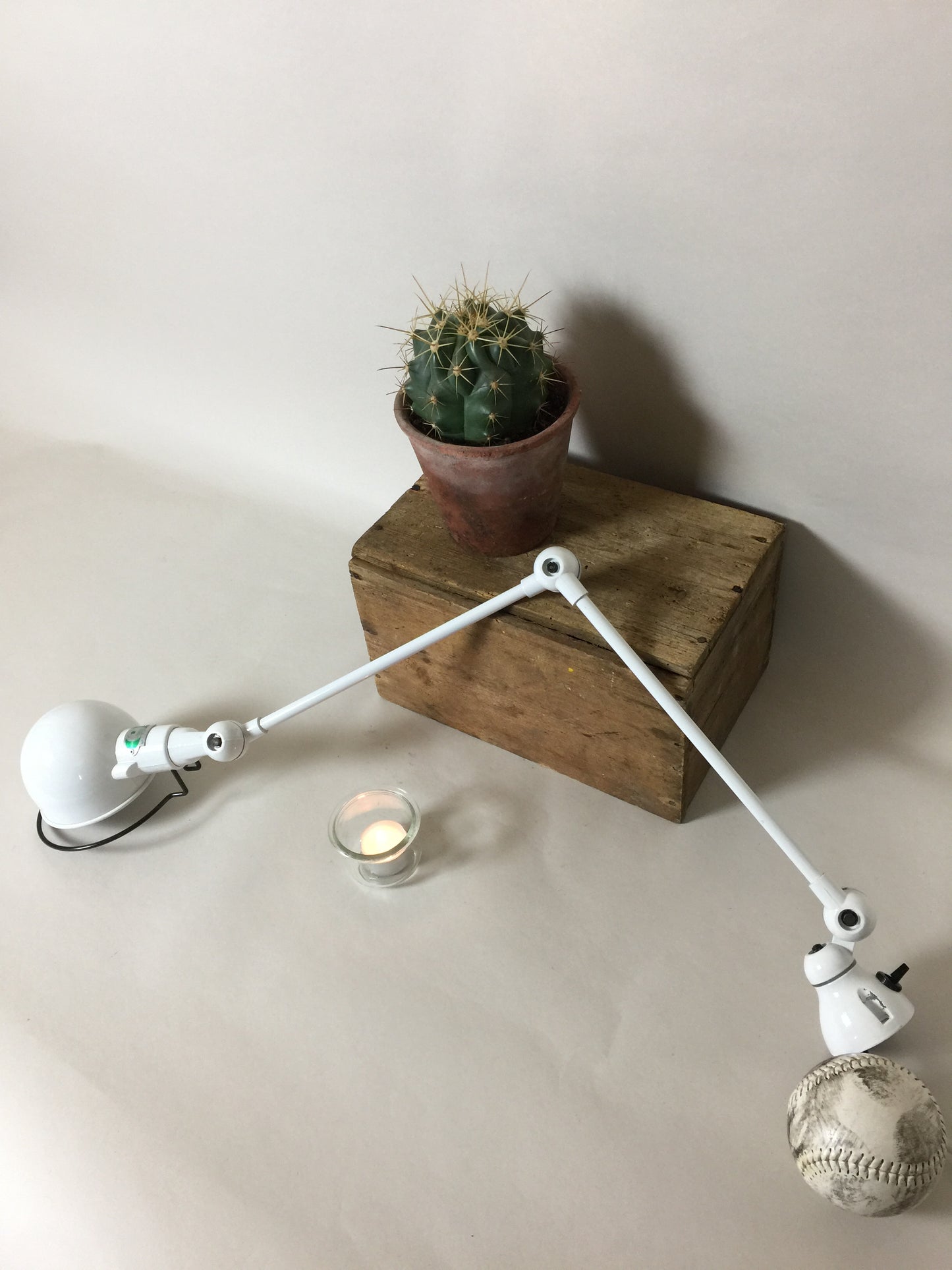 Fin liten Jieldé lampa i vitt med strömbrytare