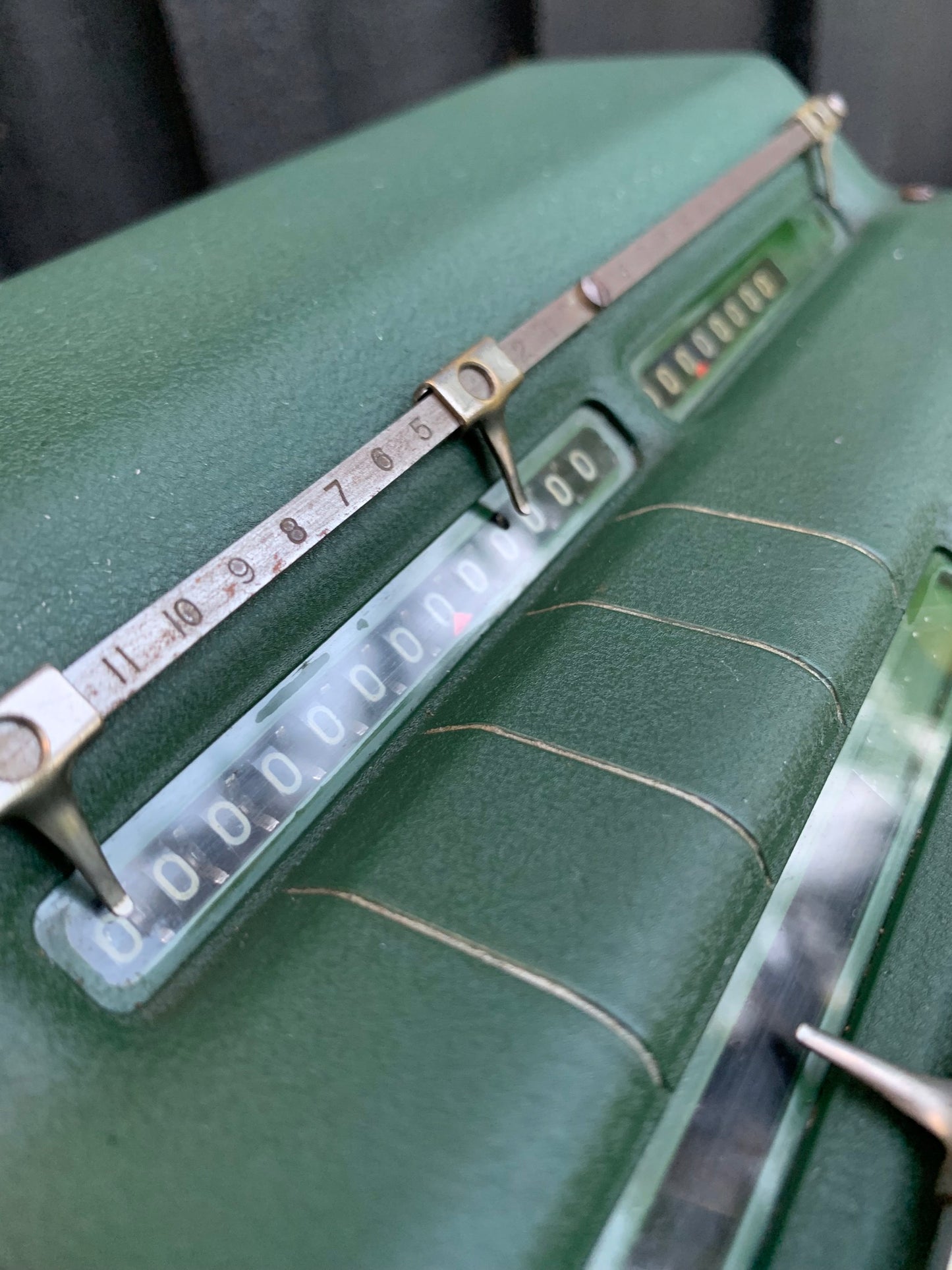 Rolig gammal grön mekanisk kalkylator