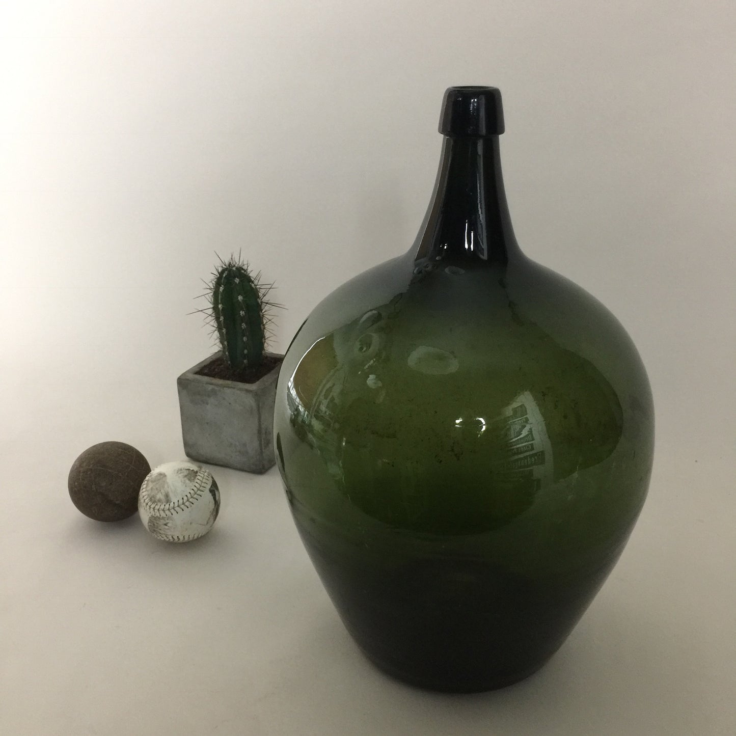 Vinballong i vacker och original flaskgrön