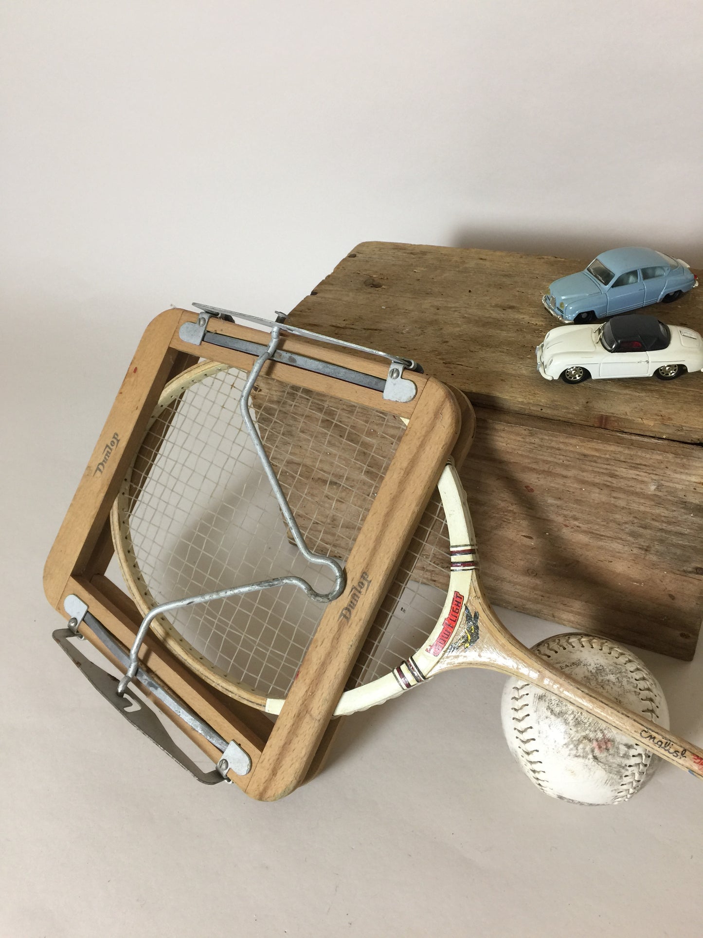 Gammalt och dekorativt badmintonracket med ram
