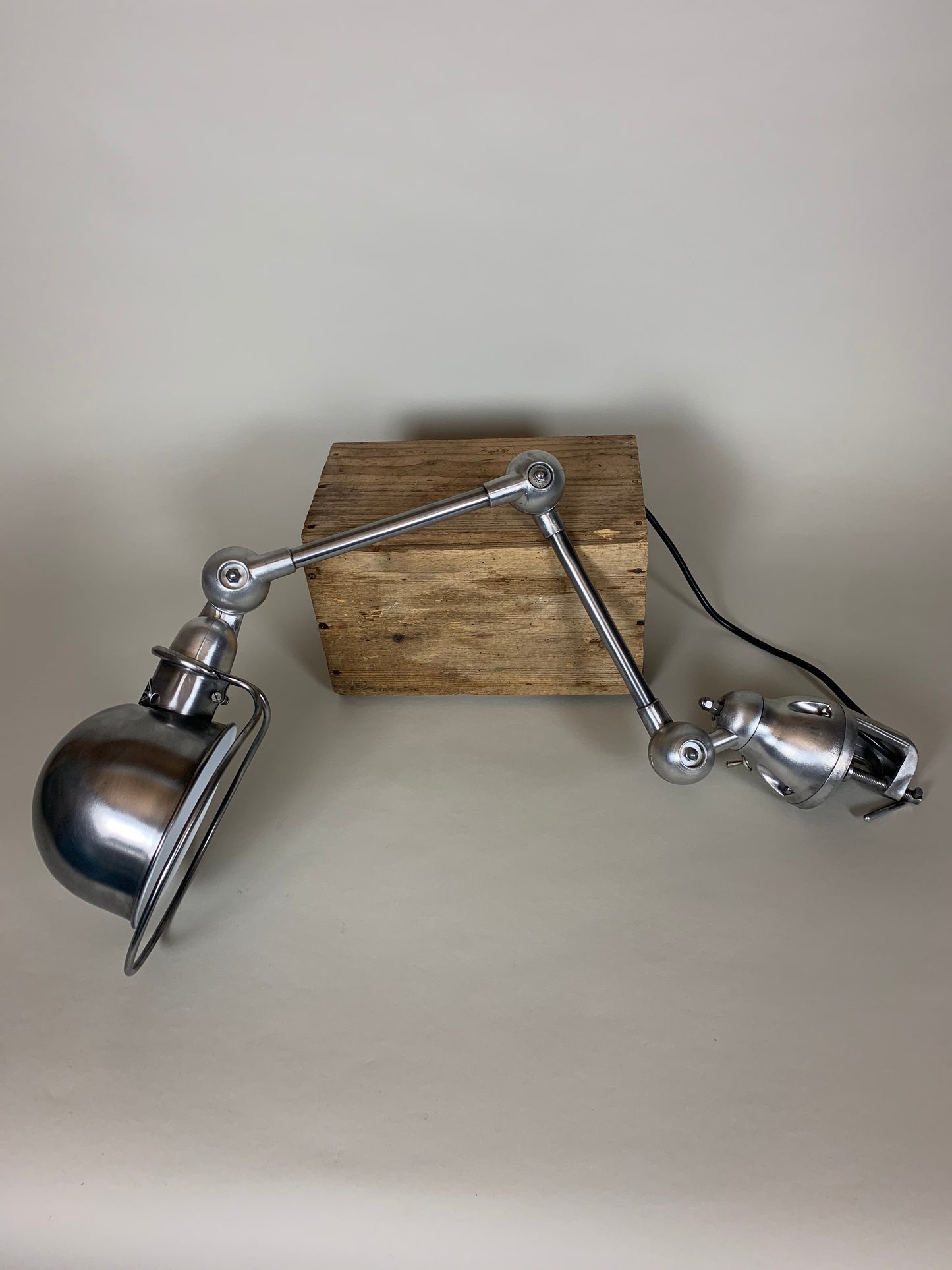 Jieldé lampa med 2 armar och snygg bordsbeslag