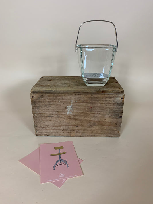 Ishink i glas med mönster på kanten