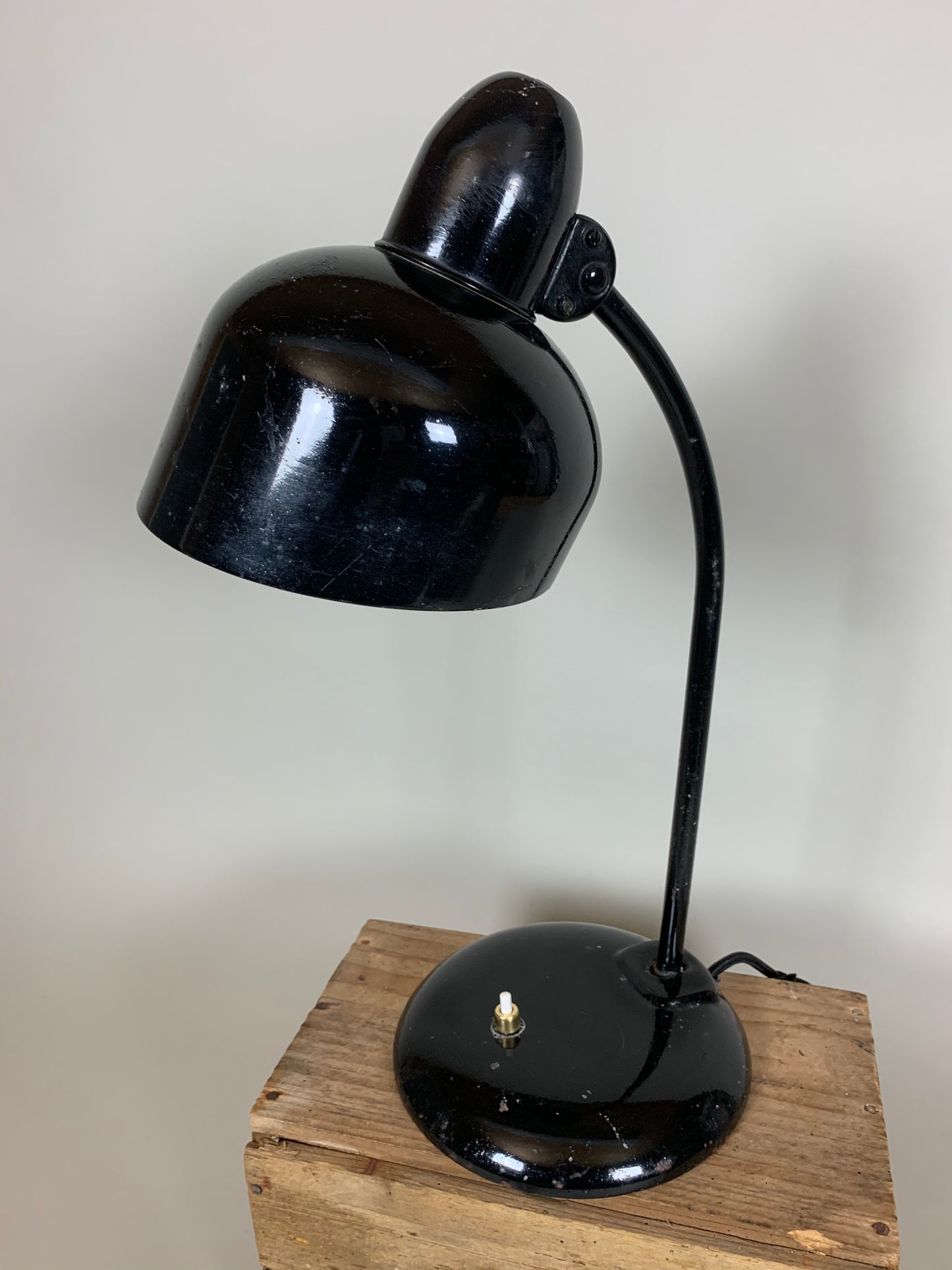 Svart Escolux vintage lampa med massor av vacker patina
