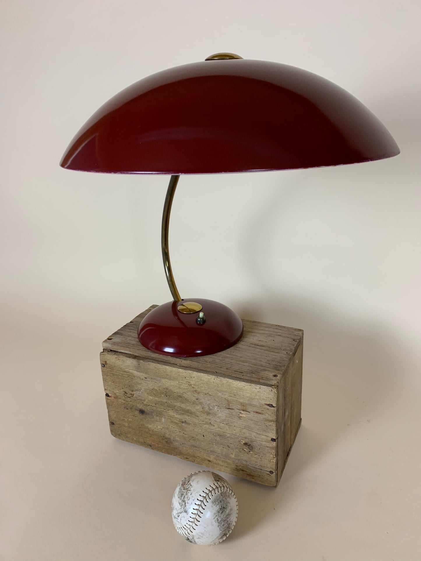 Helo vintage lampa i mörkröd