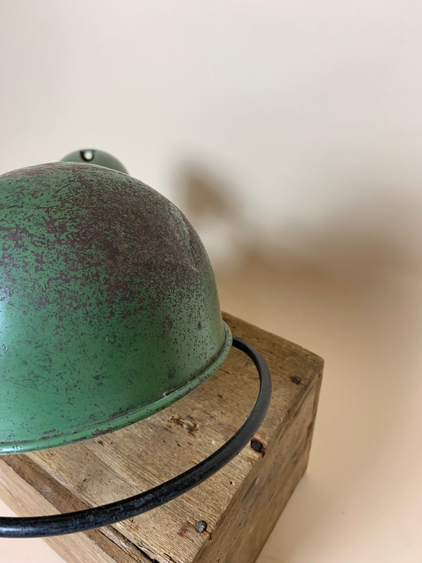 Grön Jieldé lampa med mycket patina