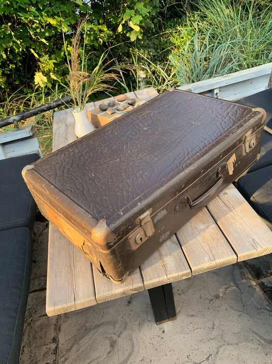 Stor resväska med taggar från 1953