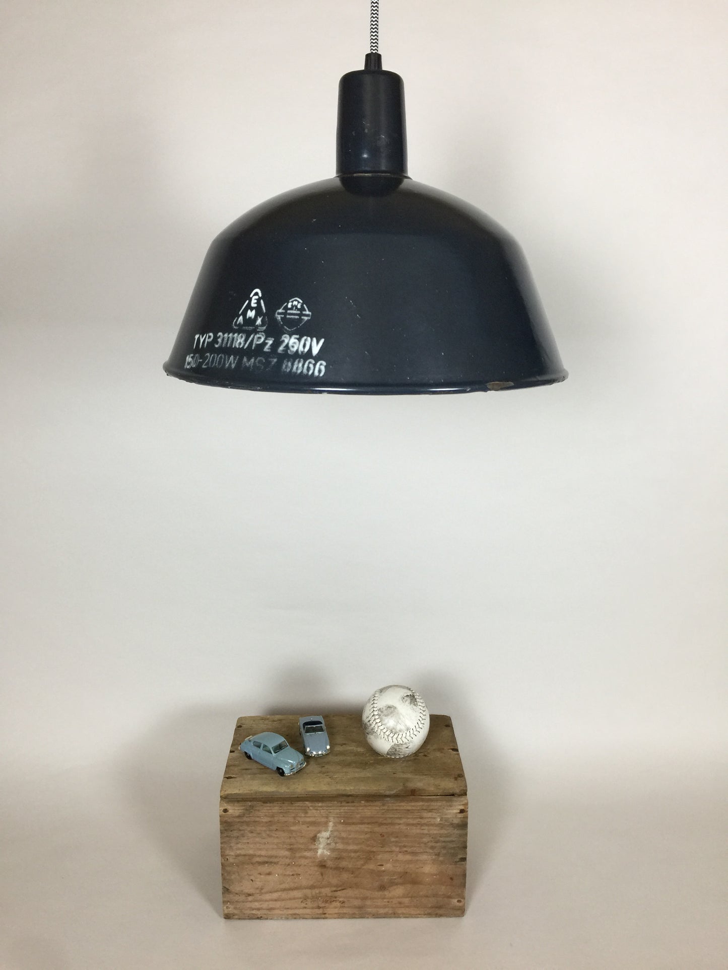 Vacker, rå och industriell lampa