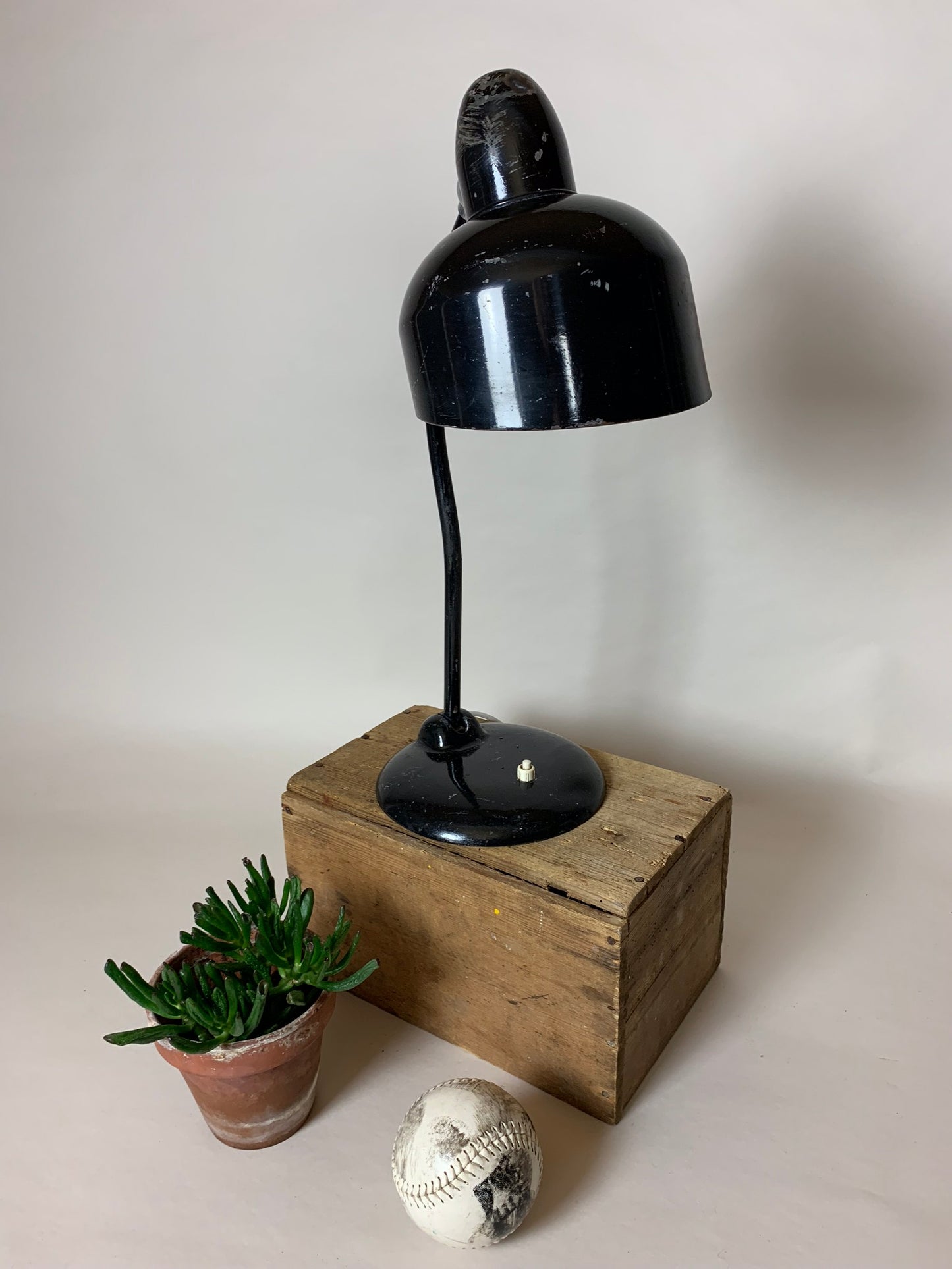 Raw Escolux vintage lampa med patina