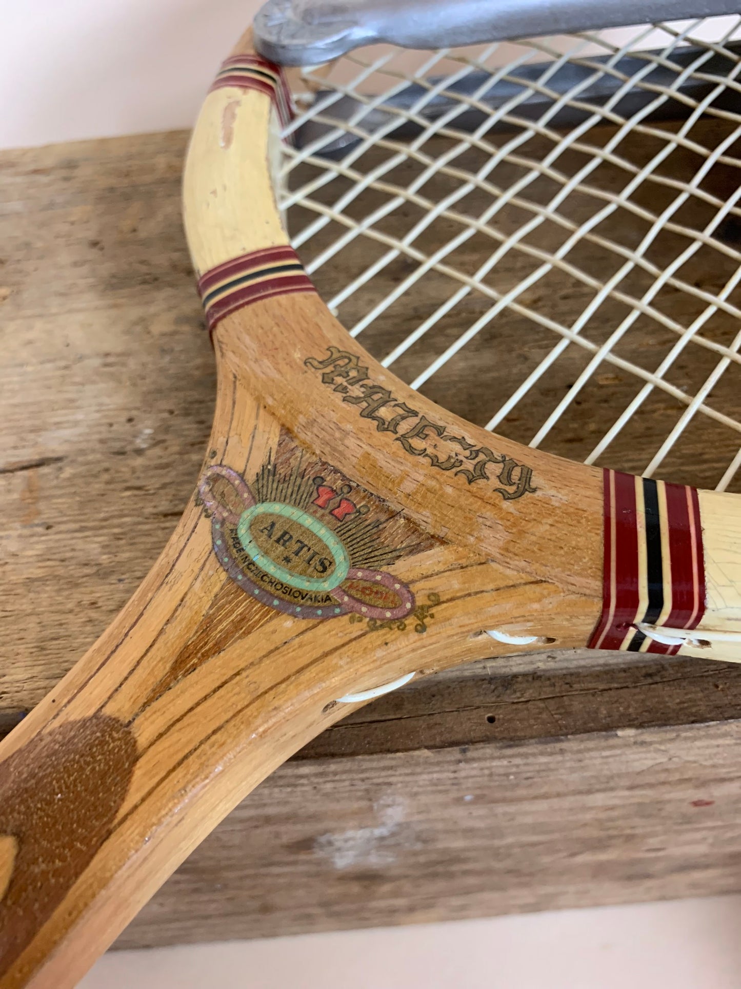 Dekorativt gammalt tennisracket