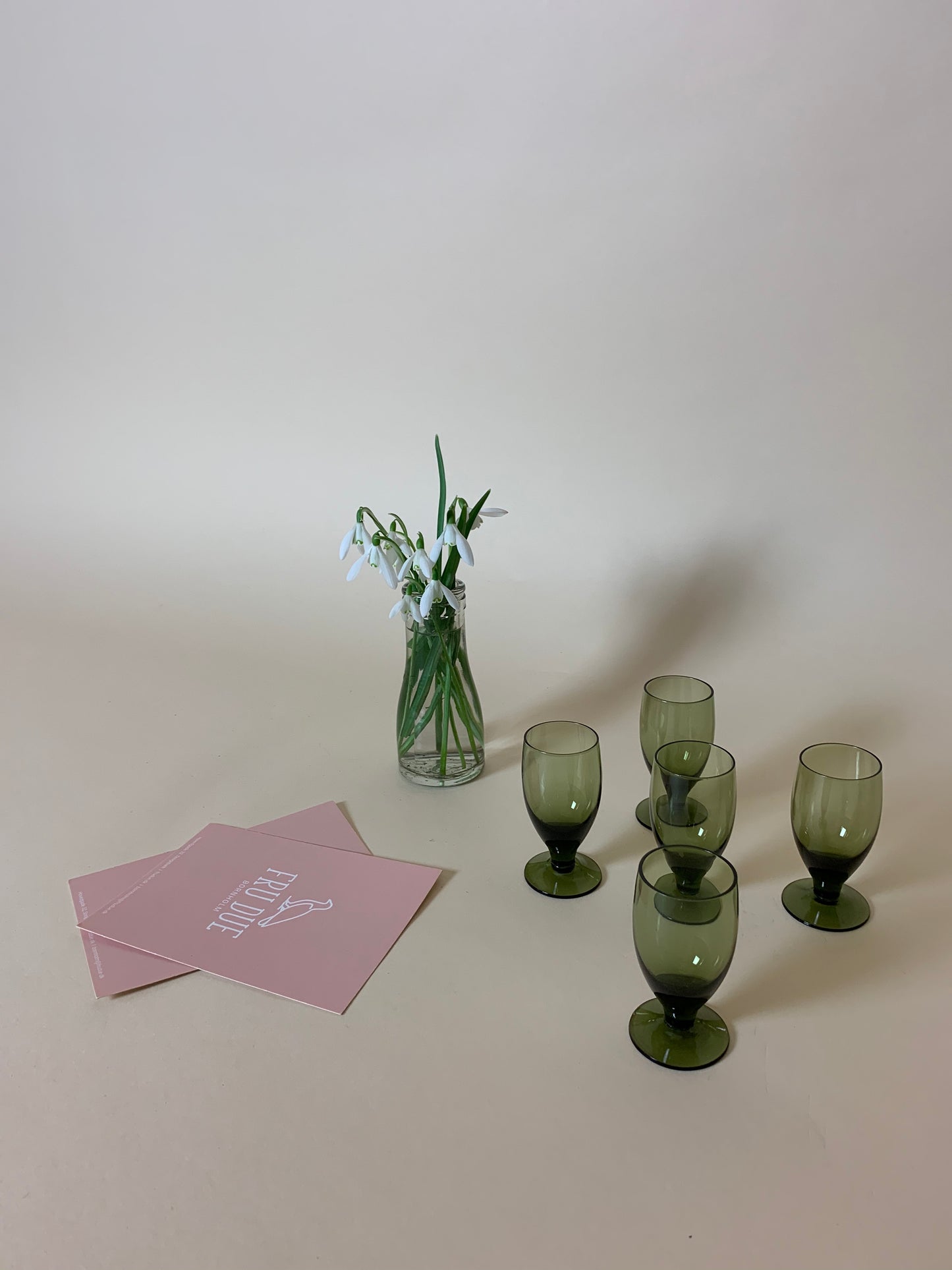 Litet grönt glas eller vas för små blommor